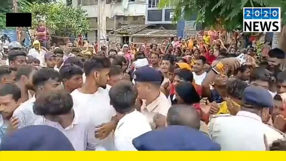 पटना राजधानी के जक्कनपुर इलाके से लापता हुई नाबालिग छात्रा के परिवार वालों ने मनेर स्थित खासपुर गांव के पास विरोध जताते हुए किया सड़क जाम, दानापुर डीएसपी - 2- अमरेंद्र कुमार झा और मनेर थानाध्यक्ष रजनीश कुमार सहित पुलिस कर्मियों ने लोगों को समझा-बुझाकर आश्वासन देते हुए सड़क से हटाया, सड़क जाम के कारण लोगों को काफी परेशानियों का करना पड़ा सामना. #NationalHighway30 #sadakjaam #manerthana #Femalestudentmissing #patnapolice #danapurdsp