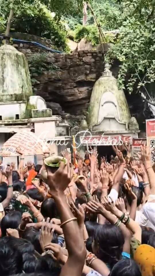 सावन की अंतिम सोमवारी पर शिवालयों में उमड़ा आस्था का सैलाब
नौहट्टा प्रखंड में सावन की अंतिम सोमवारी पर सोमवार को भगवान भोलेनाथ के दर्शन और जलाभिषेक के लिए हजारों श्रद्धालु शिवालयों में पहुंचे। अहले सुबह से ही महादेव खोह, बुढ़वा महादेव नौहट्टा और दसशीशा नाथ मंदिर सहित विभिन्न गांवों के शिवालयों में भक्तों की भीड़ देखने को मिली। श्रद्धालुओं ने श्रद्धा और भक्ति के साथ भगवान शिव का जलाभिषेक कर सुख-समृद्धि की कामना की।
प्राकृतिक वादियों के बीच स्थित महादेव खोह में दिनभर श्रद्धालुओं का तांता लगा रहा। भीड़ को नियंत्रित करने और सुरक्षा व्यवस्था बनाए रखने के लिए नौहट्टा थाना के एसआई अमित कुमार पुलिस बल के साथ मौजूद रहे। वहीं मंदिर कमेटी के सदस्य भी श्रद्धालुओं की सुविधा और व्यवस्था संभालने में जुटे रहे।
महादेव खोह के सचिव राधा सूत सिन्हा ने श्रद्धालुओं से आश्रम के नियमों का पालन करने और मंदिर परिसर की स्वच्छता बनाए रखने की अपील की। उन्होंने पॉलीथिन व कचरा नहीं फेंकने तथा स्नान कुंड में उछल-कूद, स्टंट और सेल्फी लेने से बचने की सलाह दी।
🕉️ हर हर महादेव!
#सावनकीअंतिमसोमवारी #हरहरमहादेव #महादेवखोह #नौहट्टा #बुढ़वामहादेव #दसशीशानाथ #शिवालय #जलाभिषेक #सावन #भोलेनाथ #शिवभक्त #श्रावणमास #रोहतास #बिहार #ApnaRohtas #अपनारोहतास