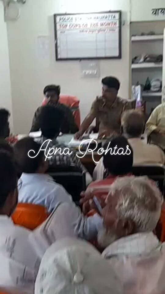 ईद मिलादुन्नबी को लेकर नौहट्टा में शांति समिति की बैठक
नौहट्टा थाना परिसर में सोमवार को ईद मिलादुन्नबी पर्व को शांतिपूर्ण एवं सौहार्दपूर्ण माहौल में संपन्न कराने को लेकर शांति समिति की बैठक आयोजित की गई। बैठक की अध्यक्षता थानाध्यक्ष दिवाकर कुमार एवं राजस्व पदाधिकारी मनोज कुमार ने संयुक्त रूप से की।
बैठक में शुकरलीबीघा, निमहत, नौडीहा, भदारा, दारानगर और शाहपुर सहित अन्य गांवों में निकलने वाले जुलूस को लेकर चर्चा हुई। प्रशासन ने निर्धारित मार्ग से शांतिपूर्ण तरीके से जुलूस निकालने, अभद्र टिप्पणी से बचने और अफवाहों पर ध्यान नहीं देने की अपील की। साथ ही जुलूस में डीजे पर पूर्ण प्रतिबंध की जानकारी दी गई।
प्रशासन ने लोगों से किसी भी तरह की समस्या होने पर तत्काल थाना को सूचना देने की अपील की। बैठक में कई गणमान्य लोग मौजूद रहे।
#ईदमिलादुन्नबी #नौहट्टा #रोहतास #शांति_समिति #जुलूस #कानून_व्यवस्था #सौहार्द #बिहार #Nohatta #Rohtas #ApnaRohtas