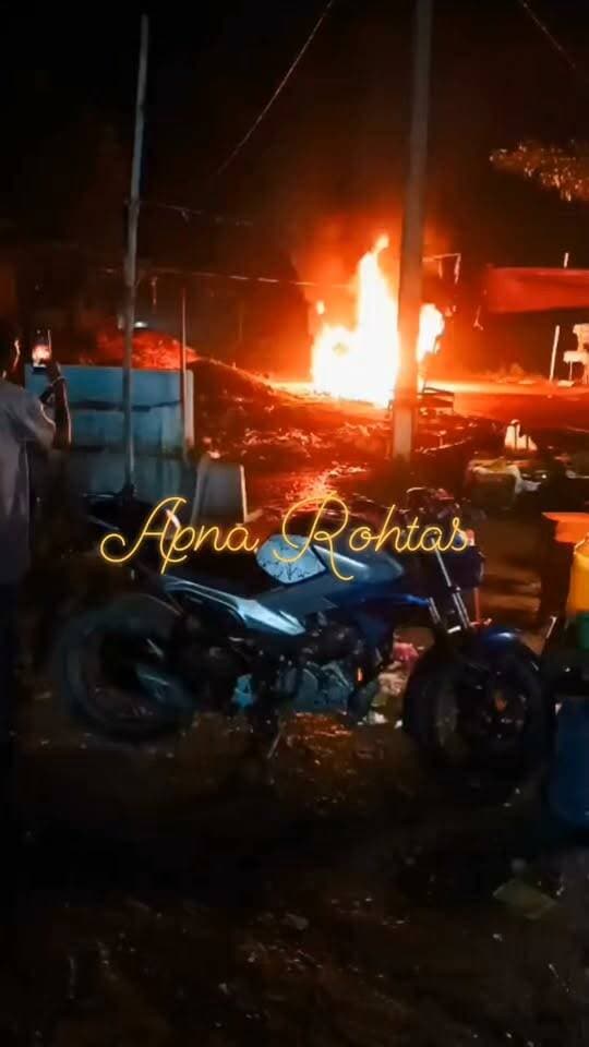 बांका मोड़ पर खड़ी बाइक में लगी अचानक आग, देखते ही देखते जलकर हुई राख
नौहट्टा थाना क्षेत्र के बांका मोड़ पर सोमवार की देर शाम उस समय अफरा-तफरी मच गई, जब सड़क किनारे खड़ी एक बाइक में अचानक आग लग गई। आग इतनी तेजी से फैली कि कुछ ही देर में पूरी बाइक धू-धूकर जलने लगी और देखते ही देखते जलकर राख हो गई।
जानकारी के अनुसार, आनंदीचक निवासी विकास कुमार किसी काम से सासाराम गए थे। सासाराम से वापस लौटने के दौरान उन्होंने बांका मोड़ के पास बाइक सड़क किनारे खड़ी की और सब्जी खरीदने लगे। कुछ देर बाद जब वह बाइक लेकर घर जाने के लिए पहुंचे और चाबी ऑन की, तभी बाइक की टंकी के नीचे आग दिखाई दी।
आग देखते ही विकास कुमार ने तत्काल बाइक को सड़क से दूर सुरक्षित स्थान पर किया। इसके बाद आसपास मौजूद लोगों की मदद से आग बुझाने का प्रयास किया गया। अग्निशमन यंत्र और बालू की मदद से आग पर काबू पाने की कोशिश की गई, लेकिन आग की लपटें तेज होने के कारण बाइक को बचाया नहीं जा सका।
बाइक चालक विकास कुमार ने बताया कि चाबी ऑन करते ही शॉर्ट सर्किट हुआ, जिसके बाद आग लग गई। जली हुई बाइक होंडा एसपी साइन थी, जिसका रजिस्ट्रेशन नंबर BR 24 W 2133 बताया गया है।
घटना में किसी के हताहत होने की सूचना नहीं है। खबर लिखे जाने तक पुलिस के मौके पर पहुंचने की जानकारी नहीं मिली थी।
स्थानीय खबरों के लिए जुड़े रहें — अपना रोहतास।
#अपनारोहतास #नौहट्टा #रोहतास #बिहार #बांकामोड़ #बाइकमेंआग #बाइकआग #अगलगी #शॉर्टसर्किट #Nohatta #Rohtas #BiharNews #RohtasNews #LocalNews #BreakingNews #ApnaRohtas
