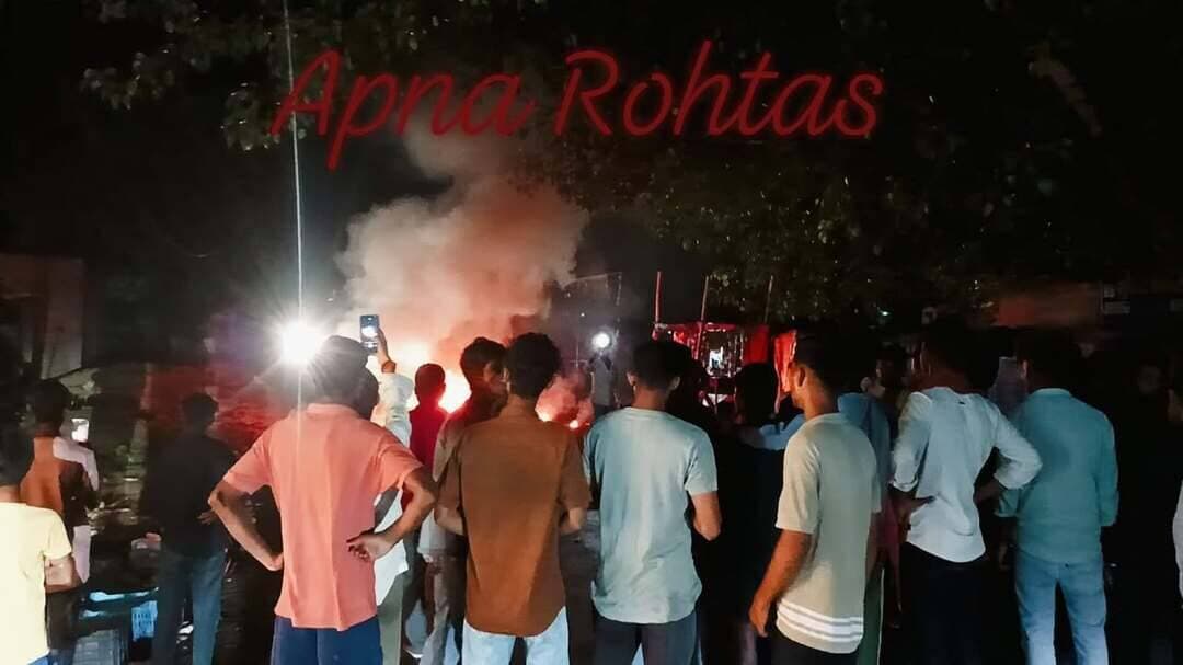 बांका मोड़ पर सड़क किनारे खड़ी बाइक में लगी आग, जलकर राख
नौहट्टा थाना क्षेत्र के बांका मोड़ पर सोमवार की देर शाम सड़क किनारे खड़ी बाइक में अचानक आग लग गई। देखते ही देखते आग ने विकराल रूप ले लिया और बाइक पूरी तरह जलकर राख हो गई।
बताया गया कि आनंदीचक निवासी विकास कुमार सासाराम से लौटने के दौरान बांका मोड़ पर सब्जी खरीदने के लिए बाइक खड़ी किए थे। कुछ देर बाद चाबी ऑन करते ही बाइक की टंकी के नीचे से आग निकलने लगी। उन्होंने बाइक को सड़क किनारे हटाकर अग्निशमन यंत्र और बालू की मदद से आग बुझाने का प्रयास किया, लेकिन सफलता नहीं मिली।
विकास कुमार के अनुसार, शॉर्ट सर्किट के कारण आग लगी। बाइक होंडा एसपी साइन थी, जिसका नंबर BR 24 W 2133 है। घटना में किसी के हताहत होने की सूचना नहीं है।
#नौहट्टा #बांकामोड़ #रोहतास #बिहार #बाइकमेंआग #अगलगी #Nohatta #Rohtas #BiharNews #ApnaRohtas #LocalNews #BreakingNews
