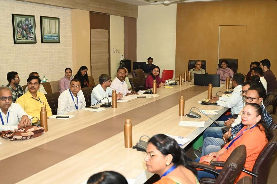 निर्वाचन नामावली के विशेष गहन पुनरीक्षण-2026 कार्यों की समीक्षा
धार में निर्वाचन नामावली के कार्यों एवं विशेष गहन पुनरीक्षण-2026 कार्यक्रम के तहत किए जा रहे कार्यों की आयोग के दल ने समीक्षा की। अधिकारियों को निर्धारित समयसीमा में कार्यों को गुणवत्तापूर्ण एवं त्रुटिरहित ढंग से पूर्ण करने के निर्देश दिए गए।
#Dhar #मतदाता_सूची #SIR2026 #Election2026 #MadhyaPradesh
Jansampark Madhya Pradesh
CM Madhya Pradesh