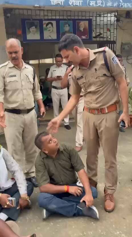 रीवा के सिविल लाइन थाने के गेट पर भाजपा नेता और थाना प्रभारी के बीच हुई तीखी बहस का वीडियो सोशल मीडिया पर वायरल हो रहा है। मामला नशीली कफ सिरप यानी कोरेक्स से जुड़ा बताया जा रहा है। पुलिस के मुताबिक एक आइसक्रीम ठेले से 12 सीसी कोरेक्स सिरप बरामद की गई और पुनीत साहू उर्फ पंकज को हिरासत में लिया गया। इसी मामले में भाजपा नेता बंसीलाल साहू समर्थकों के साथ सिविल लाइन थाने पहुंचे और आरोपी को निर्दोष बताते हुए निष्पक्ष जांच की मांग की।बताया जा रहा है कि इसी दौरान भाजपा नेता थाने के मेन गेट पर बैठ गए। वायरल वीडियो में थाना प्रभारी विजय सिंह उन्हें उठाते हुए और हाथ पकड़ते हुए नजर आ रहे हैं। वीडियो में TI कथित तौर पर कहते सुनाई दे रहे हैं—‘नौटंकी मत कर, FIR ठोक दूंगा।’दोनों के बीच जमकर बहस भी हुई। भाजपा नेता ने पुलिस पर बदसलूकी और अपमानित करने का आरोप लगाया है।
वहीं TI का कहना है कि थाने के गेट पर बैठना और सरकारी काम में बाधा डालना गलत है और किसी भी मामले में भीड़ के दबाव में पुलिस काम नहीं करेगी।
अब सवाल है—क्या थाने के गेट पर विरोध करना उचित था, या पुलिस का व्यवहार मर्यादित होना चाहिए था?
आप इस पूरे मामले पर क्या सोचते हैं? कमेंट में अपनी राय जरूर बताइए।
#IndiaNews #HindiNews #BreakingNews #LatestNews #MadhyaPradesh #MPNews #Rewa #RewaNews #BhopalNews #MPBreakingNews #PoliceNews #BJPNews #ViralVideo #CrimeNews #MadhyaPradeshNews #IndiaHeadline24