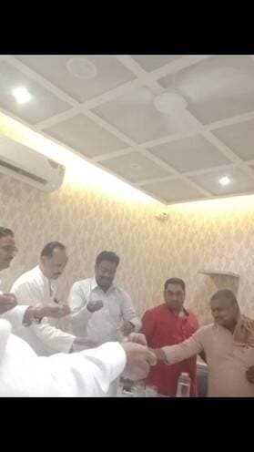 शाहजहांपुर;गंगाजल हाथ में लेकर भ्रष्टाचार की रकम बांटने की शपथ! पार्षदों का वीडियो...see more