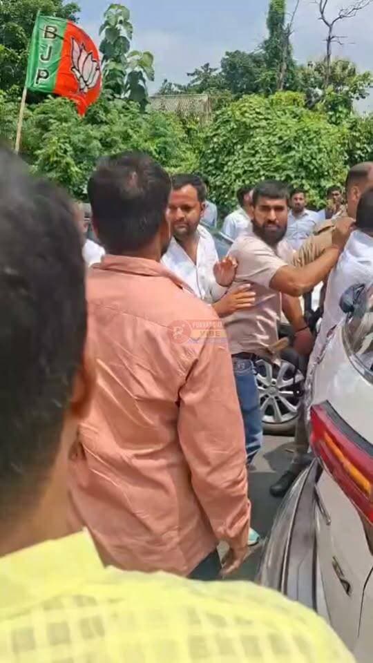 स्वागत समारोह में मारपीट का एक और वीडियो वायरल
#देवरिया के गौरी बाजार क्षेत्र के खरोह चौराहे पर भाजपा के राष्ट्रीय सोशल मीडिया सहसंयोजक शिवानंद द्विवेदी के स्वागत समारोह में मारपीट का एक और वीडियो वायरल हुआ है। आरोप है कि बबलू सिंह और पूर्व सांसद रविंद्र कुशवाहा समर्थकों के बीच मारपीट हुई। घायल शुभम जायसवाल का ट्रामा सेंटर में इलाज चल रहा है।