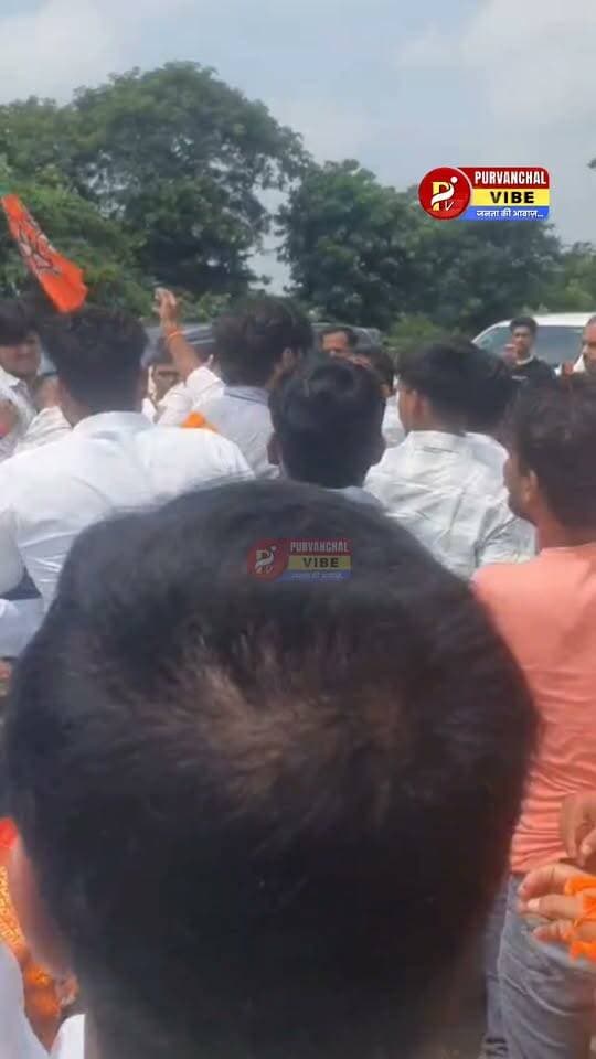 स्वागत कार्यक्रम में भाजपा के दो गुट भिड़े, जमकर चले लाठी-डंडे
#देवरिया। भाजपा के राष्ट्रीय सोशल मीडिया सहसंयोजक शिवानंद द्विवेदी के स्वागत कार्यक्रम के दौरान देवरिया में पार्टी के ही दो गुट आपस में भिड़ गए। देखते ही देखते विवाद ने मारपीट का रूप ले लिया और दोनों पक्षों के बीच जमकर लाठी-डंडे चले। घटना में कई लोगों के घायल होने की सूचना है।
मामला गौरी बाजार थाना क्षेत्र के खरोह चौराहे का बताया जा रहा है। बताया जा रहा है कि शिवानंद द्विवेदी के स्वागत को लेकर आयोजित कार्यक्रम के दौरान किसी बात को लेकर भाजपा समर्थकों के दो पक्षों में कहासुनी शुरू हुई। देखते ही देखते दोनों पक्ष आमने-सामने आ गए और मारपीट शुरू हो गई।
घटना के दौरान मौके पर अफरा-तफरी का माहौल बन गया। लाठी-डंडे चलने से कई लोग घायल बताए जा रहे हैं। सूचना मिलने के बाद पुलिस मौके पर पहुंची और स्थिति को नियंत्रित किया।
फिलहाल मारपीट की वजह और घायलों की सही संख्या स्पष्ट नहीं हो सकी है। पुलिस मामले की जांच में जुटी है। घटना का वीडियो भी सोशल मीडिया पर वायरल होने की बात सामने आ रही है। पुलिस की जांच के बाद ही विवाद की पूरी वजह और जिम्मेदार लोगों की स्थिति स्पष्ट हो सकेगी।
BJP Uttar Pradesh Samajwadi Party Akhilesh Yadav #Deoria