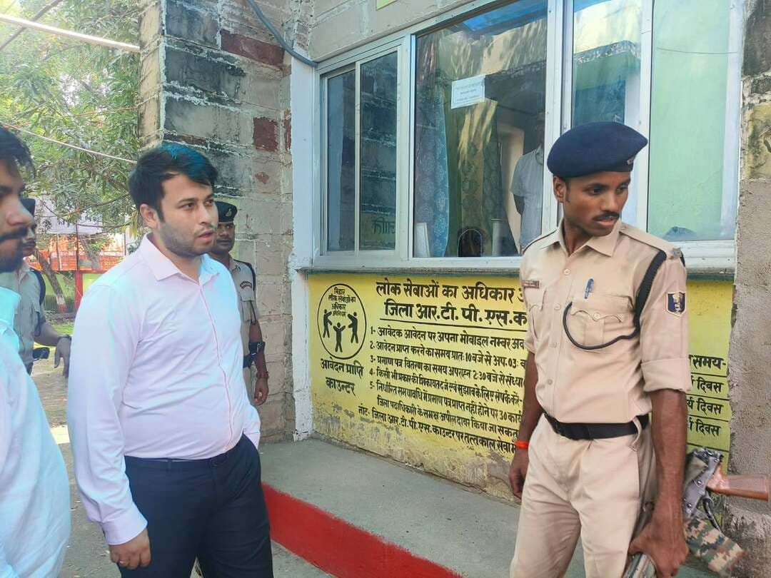 डीएम ने किया समाहरणालय परिसर के विभागों का औचक निरीक्षण, दिए सख्त निर्देश
भभुआ/कैमूर। जिला पदाधिकारी कैमूर ने आज 24 अगस्त को समाहरणालय परिसर स्थित विभिन्न विभागों के कार्यालयों का औचक निरीक्षण किया। इस दौरान लोक शिकायत शाखा, एनआईसी, आरटीपीएस सहित अन्य विभागों का भ्रमण किया गया।
निरीक्षण के दौरान डीएम ने प्रत्येक कार्यालय की कार्यप्रणाली, फाइलों के निस्तारण की स्थिति, अभिलेखों के रख-रखाव और जन-सुविधाओं की बारीकी से जानकारी ली। कार्यालयों में कार्यरत कर्मियों से बात कर कार्यों की प्रगति और कठिनाइयों के बारे में पूछा।
डीएम ने अधिकारियों एवं कर्मचारियों को कार्य का त्वरित, पारदर्शी एवं गुणवत्तापूर्ण निष्पादन सुनिश्चित करने का निर्देश दिया। उन्होंने कहा कि जनहित से जुड़े कार्यों में किसी भी प्रकार की शिथिलता या विलंब स्वीकार्य नहीं है। सभी विभाग समन्वय के साथ समय-सीमा में कार्य पूर्ण करें और जन-सेवा को सर्वोच्च प्राथमिकता दें।
यह औचक निरीक्षण कार्यालयीन दक्षता, जवाबदेही और जन-सेवा की गुणवत्ता बनाए रखने की प्रतिबद्धता को दर्शाता है।