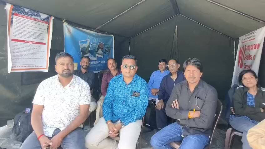 आज से आधिकारिक रूप से शुरू हुई श्री मणिमहेश यात्रा, भरमौर हेलीपैड पर हेली टैक्सी का इंतजार करते रहे श्रद्धालु
दोपहर बाद तक उड़ान का इंतजार, हेली सेवा शुरू होने की उम्मीद में हेलीपैड पर डटे रहे यात्री
#मणिमहेशयात्रा2026 #ManimaheshYatra #भरमौर #चंबा #हेलीतैक्सी #हिमाचलप्रदेश #श्री_मणिमहेश #Himachal84TV
