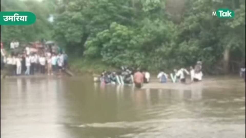 नदी से होकर जाते है स्कूल....कैसे होगी पढ़ाई..