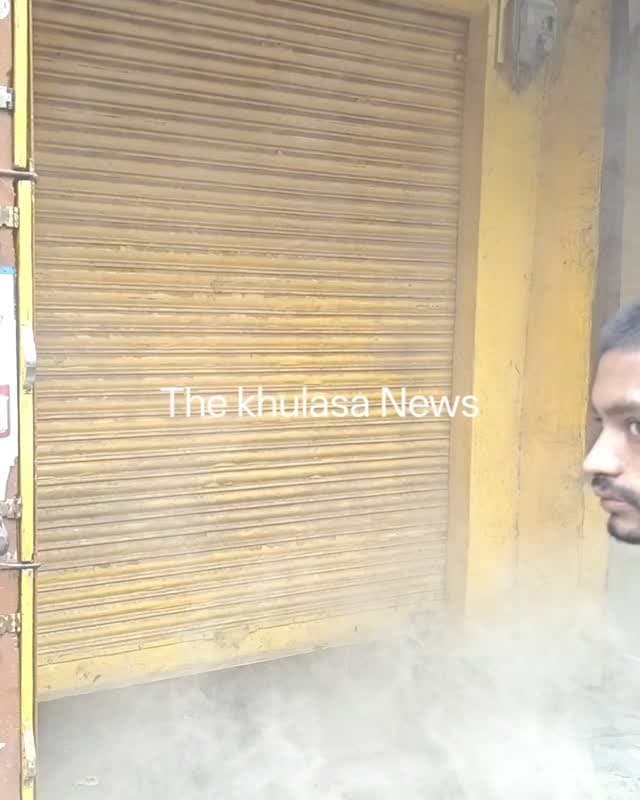 झांसी के सुभासगंज स्थित एक मेडिकल स्टोर की दुकान से निकला धुआ, आग लगने के डर से मची अफरा तफरी, फायर ब्रिगेड की टीम ने मौके पर पहुंचकर आग पर काबू पाने का कार्य किया शुरू MediaCell Jhansi #jhansipolice