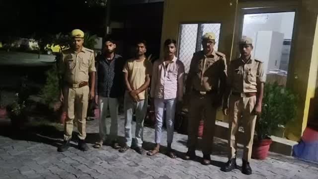 झांसी की समथर पुलिस ने तीन जुआड़ियां को पकड़,52 ताश के पत्ते, रु 35940 और एक कार की बरामद MediaCell Jhansi #jhansipolice