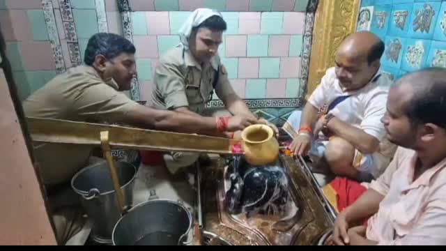 झाँसी:मउरानीपुर के केदारेश्वर मंदिर में भोलेनाथ की पूजा से शुरू हुई नए SSP की पारी, अपराधियों को दिया सख्त संदेश,,
सावन के आखिरी सोमवार की शाम एसएसपी विकास कुमार मंदिर पहुंचे और भगवान भोलेनाथ की विधि-विधान से पूजा-अर्चना कर आशीर्वाद लिया MediaCell Jhansi
#jhansipolice