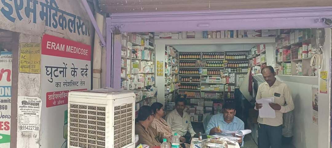#सरकारी_अस्पताल के #निकट #मेडिकल_स्टोर्स पर बरेली,पीलीभीत,बदायूं की विशेष संयुक्त #औषधि_निरीक्षकों की #टीम ने की #छापेमारी।
#असर की #बेअसर भविष्य #बताएगा।
#@तिलहर।