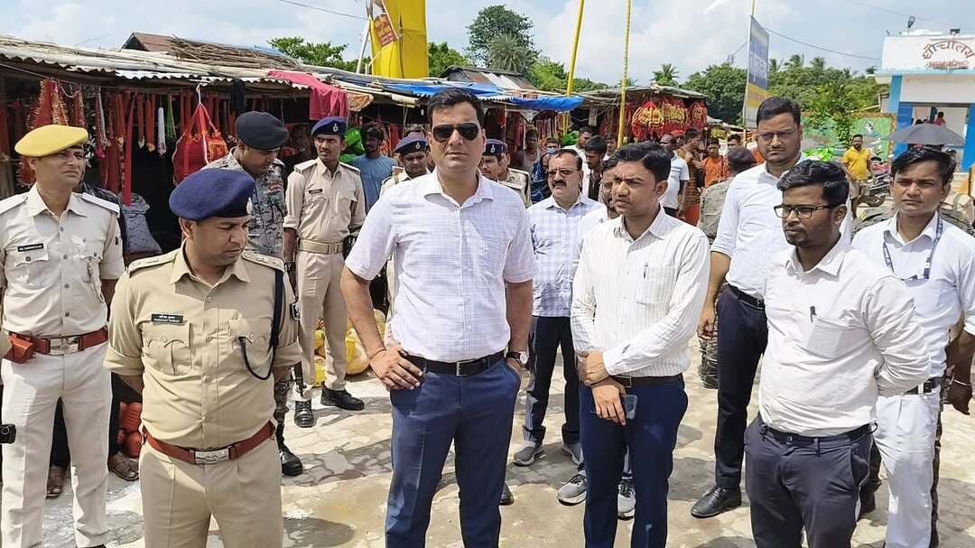 सावन पर्व के मद्देनजर मनिहारी गंगा घाट पर विधि व्यवस्था संधारणार्थ जिला पदाधिकारी कटिहार एवं पुलिस अधीक्षक कटिहार ने वरीय पदाधिकारीगण के साथ भ्रमण कर अधिकारियों को आवश्यक दिशा निर्देश दिया। जिला पदाधिकारी ने श्रद्धालुओं के लिए की गई विशेष सुविधाओं का भी निरीक्षण किया।
Information & Public Relations Department, Government of Bihar @topfans #katihar