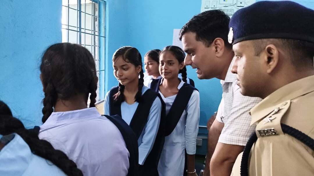 आज 25 अगस्त 2020 को जिला पदाधिकारी कटिहार एवं पुलिस अधीक्षक कटिहार के द्वारा सरस्वती विद्या निकेतन (मॉडल स्कूल) नवाबगंज का निरीक्षण किया गया ।निरीक्षण के क्रम में जिला पदाधिकारी के विशेष प्रयास से शुरू किया गये कोडिंग सीखने की कक्षा को देखा गया। कोडिंग सीख रही छात्राओं से जिला पदाधिकारी ने वार्ता कर उनके रुचि एवं नॉलेज के स्थिति की जानकारी ली गई।
कटिहार जिला में जिला पदाधिकारी कटिहार की विशेष पहल के तहत चलाई जा रही है कोडिंग क्लास*
कोडिंग सीख रहे छात्र-छात्राओं में गजब का उत्साह*
कटिहार, 25 अगस्त 2026 मंगलवार।
कटिहार जिला में अभिनव प्रयोग के तहत जिला पदाधिकारी कटिहार आशुतोष द्विवेदी ने बगैर किसी अतिरिक्त सरकारी खर्च के छात्र-छात्राओं के लिए कोडिंग सीखाने की व्यवस्था सुनिश्चित की है।
इस विशेष पहल के तहत तकनीकी कॉलेजों के प्रोफेसर को स्वेच्छा से विभिन्न विद्यालयों में जाकर छात्र-छात्राओं को कंप्यूटर के जरिए कोडिंग सिखाने हेतु कक्षाएं संचालित की जा रही है।
इस विशेष पहल से दूरगामी प्रभाव पड़ने की उम्मीद है।
समय पूर्व कोडिंग के प्रति जानकारी होने से विद्यार्थियों में नैसर्गिक प्रतिभा के उन्नयन की पूर्ण संभावना है ।
कोडिंग सीखने वाले बच्चों में इसे लेकर गजब का उत्साह देखने को मिल रहा है ।
इसी क्रम में आज सरस्वती विद्या निकेतन (मॉडल स्कूल) नवाबगंज का निरीक्षण कर कोडिंग सीख रहे छात्राओं से जिला पदाधिकारी ने वार्ता कर जानकारी प्राप्त की।
जिला जनसंपर्क पदाधिकारी, कटिहार।
Information & Public Relations Department, Government of Bihar Bihar Education Department #katihar @topfans