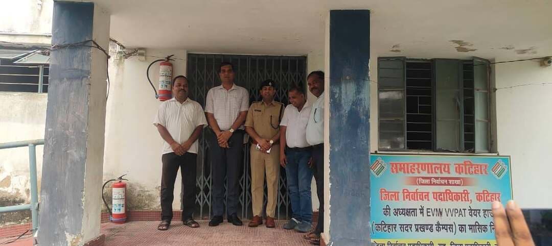 भारत निर्वाचन आयोग,नई दिल्ली के निर्देशों के आलोक में जिला निर्वाचन पदाधिकारी सह-जिलाधिकारी कटिहार श्री आशुतोष द्विवेदी एवं पुलिस अधीक्षक कटिहार परिचय कुमार के द्वारा आज ईवीएम (EVM) एवं वीवीपैट (VVPAT) वेयरहाउस का मासिक निरीक्षण किया गया।*
कटिहार,25 अगस्त 2026 मंगलवार।
निरीक्षण के दौरान जिलाधिकारी ने वेयरहाउस की सुरक्षा व्यवस्था, सीसीटीवी कैमरों की कार्यशीलता, अग्निशमन उपकरणों की उपलब्धता एवं कार्यशील स्थिति, प्रवेश एवं निकास रजिस्टर, डबल लॉक व्यवस्था, सील की स्थिति तथा अन्य सुरक्षा मानकों का गहन निरीक्षण किया।
उन्होंने संबंधित पदाधिकारियों को निर्देश दिया कि भारत निर्वाचन आयोग द्वारा निर्धारित सभी सुरक्षा मानकों एवं प्रोटोकॉल का अक्षरशः अनुपालन सुनिश्चित किया जाए तथा वेयरहाउस की सुरक्षा एवं रखरखाव में किसी प्रकार की शिथिलता न बरती जाए।
निरीक्षण के उपरांत जिलाधिकारी ने वेयरहाउस की सुरक्षा व्यवस्था एवं अभिलेखों का अवलोकन किया तथा आवश्यक दिशा-निर्देश उप निर्वाचन पदाधिकारी कटिहार पवन कुमार पासवान को दिया ।
जिला जनसंपर्क पदाधिकारी,
कटिहार।
Information & Public Relations Department, Government of Bihar Chief Electoral Officer, Bihar #katihar @topfans
