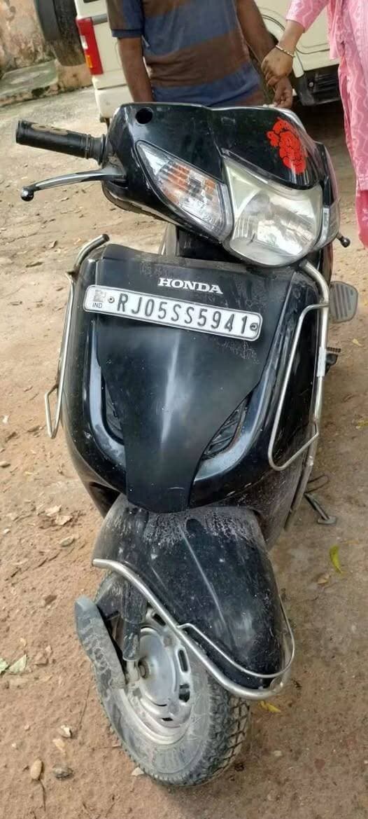 #दबोचे_गए_केके_अग्रवाल_जी..
भरतपुर। किला स्थित राजकीय सावित्री बाई फुले कन्या छात्रावास के बाहर छात्राओं पर फब्तियां कसने और मनचलापन करने वाले आरोपी को आखिरकार एंटी रोमियो स्क्वाड ने धर दबोचा। पकड़े गए आरोपी की पहचान कृष्ण कुमार अग्रवाल निवासी नदिया मोहल्ला के रूप में हुई है, जो काफी समय से हॉस्टल के आसपास आवारागर्दी कर छात्राओं को परेशान कर रहा था। जानकारी के अनुसार, पुलिस की टीम कई दिनों से उसकी घेराबंदी में जुटी थी, लेकिन हर बार वह छकाकर भाग निकलता था। मंगलवार को टीम इंचार्ज एएसआई गोविंद सिंह के नेतृत्व में जाल बिछाया गया, जिसमें कांस्टेबल नर्वदा देवी को सादे कपड़ों में छात्राओं के बीच खड़ा किया गया। जैसे ही आरोपी अपनी स्कूटी से वहां पहुंचा, टीम ने उसे रंगे हाथों दबोच लिया। पुलिस ने उसकी स्कूटी (RJ05-SS-5941) जप्त कर उसे मथुरागेट थाना पुलिस के हवाले कर दिया है।