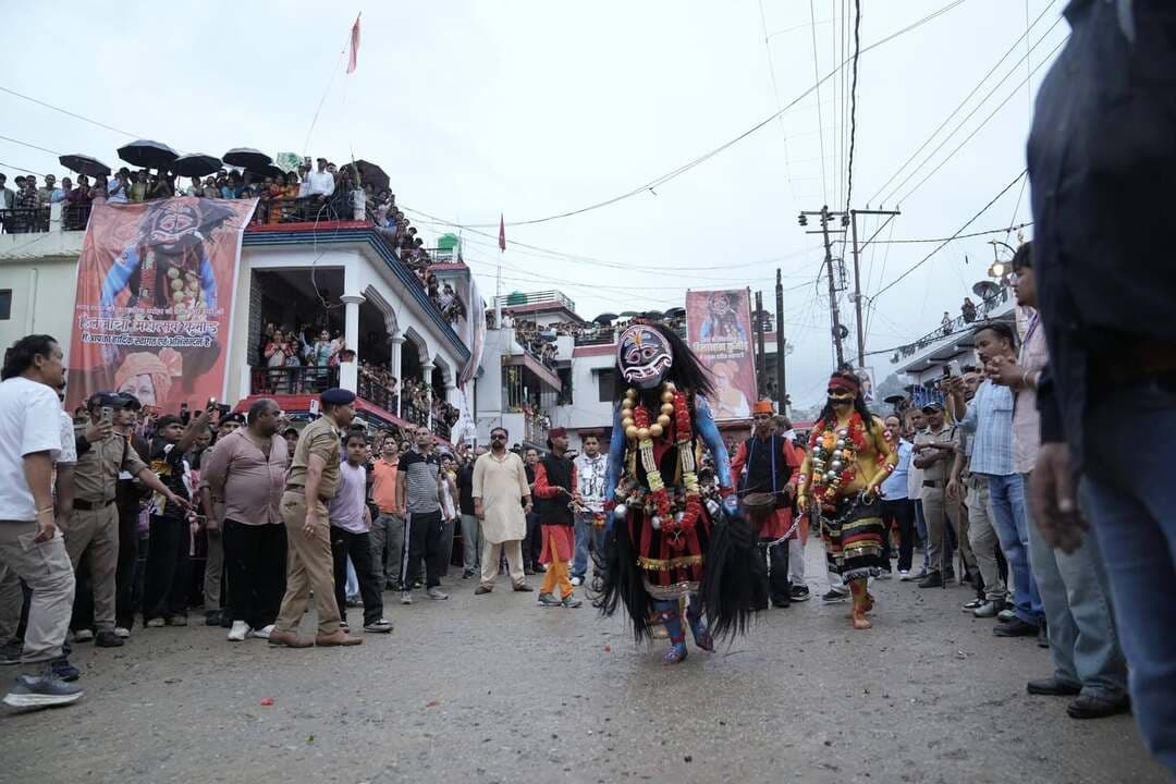 वीडियो लिंक :- https://youtu.be/eb1P3ZoEV8s
⬇️कुमौड़ की ऐतिहासिक हिलजात्रा संपन्न, लखिया बाबा के दर्शन को उमड़ा जनसैलाब⬇️
सोरघाटी की समृद्ध लोकसंस्कृति, आस्था और कृषि परंपरा की पहचान कुमौड़ की ऐतिहासिक हिलजात्रा सोमवार को श्रद्धा और उल्लास के बीच संपन्न हुई। मुख्य आकर्षण लखिया बाबा के दर्शन और आशीर्वाद के लिए बड़ी संख्या में श्रद्धालु मैदान में पहुंचे। ढोल-नगाड़ों की थाप, पारंपरिक मुखौटों और लोक पात्रों के अभिनय ने माहौल को पूरी तरह लोक रंग में रंग दिया।
कार्यक्रम में मुख्यमंत्री पुष्कर सिंह धामी ने वर्चुअल माध्यम से प्रतिभाग किया। वहीं जनप्रतिनिधियों, प्रशासनिक अधिकारियों, कलाकारों और स्थानीय लोगों ने आयोजन में सहभागिता की।
हिलजात्रा की परंपरा को नेपाल की इंद्रजात्रा से जुड़ा माना जाता है। लोकमान्यता के अनुसार कुमौड़ के चार महर भाई नेपाल से मुखौटे लेकर लौटे थे, जिसके बाद यहां इस परंपरा की शुरुआत हुई। समय के साथ हिलजात्रा कृषि, पशुपालन, लोककला और ग्रामीण जीवन का जीवंत चित्रण करने वाला प्रमुख सांस्कृतिक आयोजन बन गई।
लखिया बाबा के आगमन के साथ आयोजन चरम पर पहुंचा। बैल, हिरन-चीतल समेत पारंपरिक पात्रों के माध्यम से पहाड़ के खेत-खलिहान और लोकजीवन को मंचित किया गया। समिति अध्यक्ष गोपू महर ने आयोजन में सहयोग देने वाले सभी लोगों का आभार जताते हुए नई पीढ़ी से इस विरासत को आगे बढ़ाने का आह्वान किया।