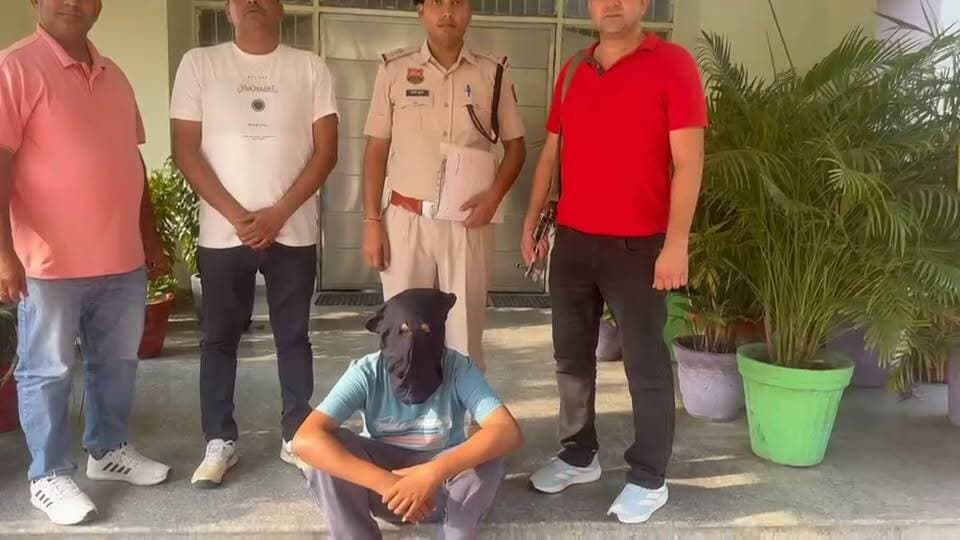 भिवानी में 11.40 ग्राम मादक पदार्थ हेरोइन सहित एक आरोपी को किया गिरफ्तार
*पुलिस टीम ने आरोपी से 11.40 ग्राम मादक पदार्थ हेरोइन बरामद कर स्कूटी को लिया पुलिस कब्जे में।*
पुलिस अधीक्षक भिवानी सुमित कुमार आईपीएस के निर्देशानुसार जिला पुलिस द्वारा मादक पदार्थ रखने एवं तस्करी में शामिल आरोपियों की धरपकड़ कर उनके विरुद्ध प्रभावी कानूनी कार्रवाई की जा रही है। साथ ही मादक पदार्थों के नेटवर्क पर अंकुश लगाने के लिए लगातार कार्रवाई की जा रही है।
इसी क्रम में सीआईए स्टाफ-1 भिवानी की टीम ने एक आरोपी को मादक पदार्थ हेरोइन सहित गिरफ्तार करने में सफलता हासिल की है।
दिनांक 24.08. 2026 को सीआईए स्टाफ-1 भिवानी के एएसआई प्रदीप कुमार के नेतृत्व में जाट धर्मशाला, भिवानी के पास गश्त एवं पड़ताल ड्यूटी पर मौजूद थी। इसी दौरान पुलिस टीम को विश्वसनीय सूत्रों से सूचना प्राप्त हुई कि नगर परिषद, भिवानी के पीछे वाले गेट के पास एक व्यक्ति हेरोइन लेकर खड़ा है।
सूचना की गंभीरता को देखते हुए पुलिस टीम ने बताए गए स्थान पर रेड की और एक व्यक्ति को काबू किया।
*आरोपी की पहचान तेजस्वी पुत्र धर्मेश निवासी जीतू वाला जोहड़, भिवानी के रूप में हुई।*
*पुलिस टीम द्वारा आरोपी की तलाशी लेने पर उसके कब्जे से 11.40 ग्राम मादक पदार्थ हेरोइन बरामद हुई। पुलिस ने आरोपी की स्कूटी को भी कब्जे में लिया है।*
आरोपी के विरुद्ध एनडीपीएस एक्ट के तहत थाना शहर भिवानी में अभियोग दर्ज कर आगामी कानूनी कार्रवाई अमल में लाई गई। आरोपी को माननीय न्यायालय में पेश किया गया, जहां से माननीय न्यायालय ने आरोपी को जिला कारागार भेजने के आदेश दिए।
पुलिस प्रवक्ता, भिवानी।।