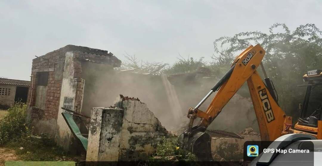 भिवानी जिला नगर योजनाकार द्वारा अवैध कॉलोनी पर कार्रवाई, 35 अवैध निर्माण ढहाए
देवसर में करीब 18 एकड़ में फैली अवैध कॉलोनी पर कार्रवाई, चारदीवारी व निर्माण किए ध्वस्त
भिवानी, 25 अगस्त। जिला नगर योजनाकार, भिवानी द्वारा शहरी क्षेत्र में अवैध कॉलोनियों/ निर्माणों के खिलाफ चलाए जा रहे अभियान के तहत मंगलवार को गांव देवसर स्थित लोहारू रोड पर बड़ी कार्रवाई की गई। जिला नगर योजनाकार जयदीप खरब के नेतृत्व में की गई कार्रवाई के दौरान करीब 18 एकड़ में फैली एक अवैध कॉलोनी में 08 डीपीसी, 16 चारदीवारी तथा 11 अन्य निर्माणों को तोड़ा गया।
जिला नगर योजनाकार जयदीप खरब ने बताया कि सहायक भूमि संरक्षण अधिकारी एवं ड्यूटी मजिस्ट्रेट अनुराग सांगवान की मौजूदगी तथा सदर भिवानी के थाना प्रभारी की पुलिस टीम के सहयोग से सफलतापूर्वक अमल में लाई गई। कार्रवाई के दौरान अधिकारियों एवं पुलिस बल ने लोगों को समझाते हुए स्थिति को शांतिपूर्ण बनाए रखा तथा कानून एवं शांति व्यवस्था कायम रखी।
जिला नगर योजनाकार ने आमजन से अपील करते हुए कहा कि अवैध कॉलोनियों में प्रॉपर्टी डीलरों के बहकावे में आकर प्लॉट न खरीदें। उन्होंने कहा कि शहरी क्षेत्र, नियंत्रित क्षेत्र एवं अनुमोदित सडक़ों की हरित पट्टी में किसी भी प्रकार का निर्माण कार्य न किया जाए। किसी भी भवन या अन्य निर्माण से पूर्व संबंधित विभाग से आवश्यक अनुमति प्राप्त करना सुनिश्चित करें।
उन्होंने आमजन को आगाह किया कि अवैध कॉलोनियों में प्लॉट खरीदने से आर्थिक नुकसान के साथ-साथ भविष्य में निर्माण एवं अन्य सुविधाओं से संबंधित समस्याओं का सामना करना पड़ सकता है। विभाग द्वारा अवैध निर्माण एवं अनधिकृत कॉलोनियों के विरुद्ध कार्रवाई आगे भी जारी रहेगी।
