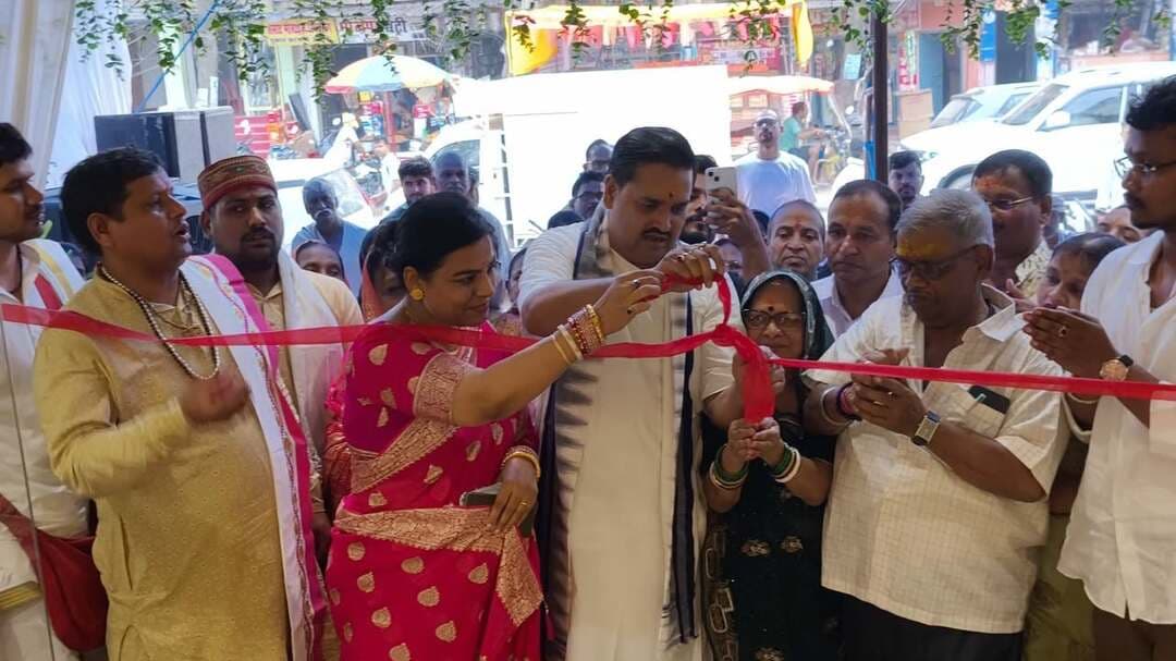 बक्सर की 78 साल पुरानी मिठास अब गोलंबर पर, ‘बद्री नारायण पापड़ी वाले’ के नए प्रतिष्ठान से देश-विदेश तक पहुंचेगा वही शानदार स्वाद ..
खबर कमेंट बॉक्स में