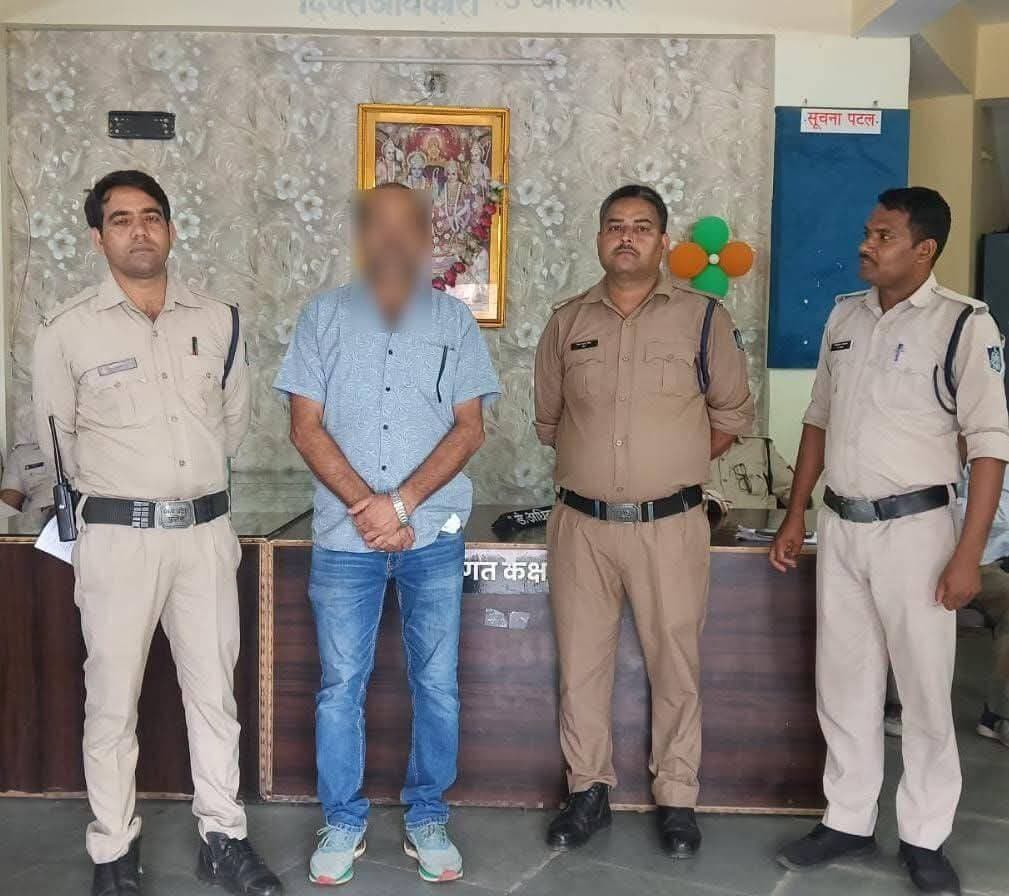 17 साल पुराने चेक बाउंस के प्रकरण के ₹8000 के इनामी वारंटी को थाना कोतवाली पुलिस ने "न्याय पथ अभियान" के तहत किया गिरफ्तार
एसपी श्री रजत सकलेचा के निर्देशन में पुराने लंबित आपराधिक मामलों के फरार अपराधियों की गिरफ्तारी हेतु चलाये जा रहे जिला स्तरीय "न्याय पथ अभियान" में सफलता।
थाना कोतवाली अंतर्गत वर्ष 2009, 17 साल पुराने चेक बाउंस के प्रकरण का ₹8000 का इनामी आरोपी फरार चल रहा था।
पुलिस टीम द्वारा उक्त प्रकरण के फरार ₹8000 का इनामी वारंटी *नितेंद्र सिंह परमार पिता लक्ष्मण सिंह परमार निवासी छतरपुर* को गिरफ्तार किया गया। विधिवत कार्यवाही कर अभियुक्त को न्यायालय पेश किया गया।
उक्त कार्यवाही में अतिरिक्त पुलिस अधीक्षक श्री आदित्य पटले एवं नगर पुलिस अधीक्षक श्री अरुण कुमार सोनी के मार्गदर्शन में थाना प्रभारी कोतवाली निरीक्षक सतीश सिंह, प्रधान आरक्षक प्रमोद नायक शैलेंद्र सिंह सेंगर, आरक्षक शिवप्रताप सिंह, दीपचंद्र, प्रताप अहिरवार एवं टीम की भूमिका रही।
छतरपुर पुलिस द्वारा फरार आरोपियों की गिरफ्तारी और लंबित मामलों के निपटारे के लिए लगातार अभियान चलाया जा रहा है।
Home Department of Madhya Pradesh Madhya Pradesh Police Jansampark Madhya Pradesh DIG Chhatarpur Range PRO Jansampark Chattarpur <nis:link nis:type=tag nis:id=mppolice nis:value=mppolice nis:enabled=true nis:link/> <nis:link nis:type=tag nis:id=chhatarpur nis:value=chhatarpur nis:enabled=true nis:link/>