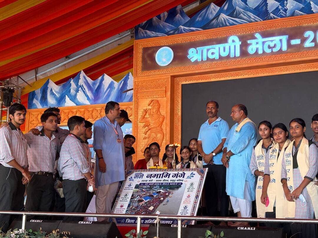 स्वच्छ गंगे, स्वच्छ भागलपुर! 🌿🧹
नमामि गंगे कार्यक्रम के अंतर्गत जिला गंगा समिति, भागलपुर के तत्वावधान में आज आयोजित स्वच्छता एवं जन-जागरूकता गतिविधि में आनंद राम ढन ढनिया सरस्वती विद्या मंदिर, भागलपुर के छात्र-छात्राओं ने उत्साहपूर्वक भाग लिया।
छात्र-छात्राओं ने स्वच्छता अभियान में सक्रिय सहभागिता करते हुए गंगा नदी एवं उसके आसपास के क्षेत्रों को स्वच्छ रखने, कचरा न फैलाने तथा जलस्रोतों के संरक्षण का संदेश दिया।
बच्चों की सक्रिय भागीदारी ने यह संदेश दिया कि स्वच्छ गंगे और स्वच्छ पर्यावरण की जिम्मेदारी हम सभी की सामूहिक जिम्मेदारी है।
जिला गंगा समिति, भागलपुर
नमामि गंगे
#NamamiGange #DistrictGangaCommittee #Bhagalpur #SwachhGange #SwachhBharat #CleanGanga