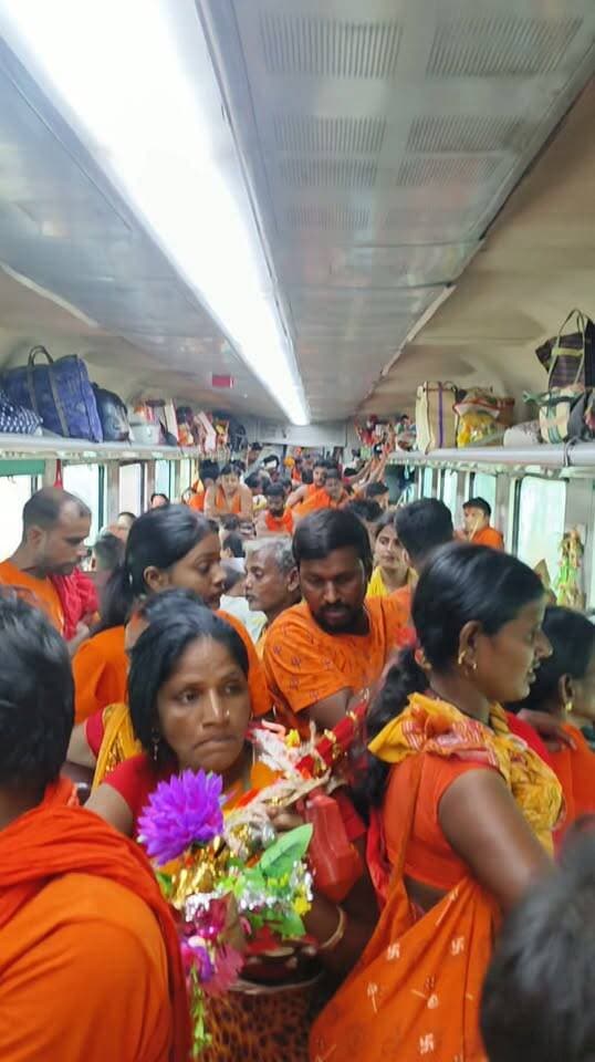 सावन का अंतिम सोमवार था आज और टाटा बक्सर एक्सप्रेस के एसी क्लास का हाल देखिए l रेलवे ने प्रयाप्त ट्रेन नहीं चलाई इसलिए इतनी भीड़ देखने को मिली l #viralreelschallenge #indianrailways #RailMinIndia