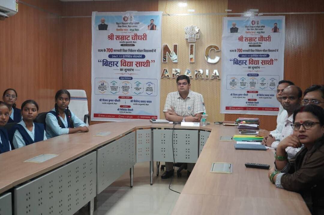 अररिया में बिहार विद्या साथी’ से विद्यार्थियों को मिलेगा 24×7 निःशुल्क लाइव शिक्षा का लाभ
अररिया में माननीय मुख्यमंत्री सम्राट चौधरी द्वारा सोमवार को लोक सेवक आवास स्थित ‘संकल्प’ सभागार से वीडियो कॉन्फ्रेंसिंग के माध्यम से राज्य के 38 जिलों के 700 सरस्वती विद्या निकेतन मॉडल विद्यालयों में 24×7, 1:1 इंटरैक्टिव लर्निंग प्लेटफॉर्म ‘बिहार विद्या साथी’ का शुभारंभ किया गया।
अररिया में इस कार्यक्रम का सीधा प्रसारण समाहरणालय स्थित एनआईसी के सभा कक्ष में किया गया। इस अवसर पर वीडियो कॉन्फ्रेंसिंग के माध्यम से जिला पदाधिकारी अररिया श्री विनोद दूहन, जिला शिक्षा पदाधिकारी सहित बड़ी संख्या में छात्र-छात्राएं उपस्थित रहे।
‘बिहार विद्या साथी’ के माध्यम से कक्षा 9वीं से 12वीं तक के विद्यार्थियों को निःशुल्क लाइव शिक्षा के साथ 24×7 ऑनलाइन शिक्षक एवं 1:1 लाइव ट्यूटर सपोर्ट उपलब्ध कराया जाएगा। विद्यार्थी अपनी पसंद के शिक्षक से पढ़ सकेंगे तथा पढ़ाई से जुड़ी समस्याओं का त्वरित एवं निःशुल्क समाधान प्राप्त कर सकेंगे।
प्लेटफॉर्म के माध्यम से विद्यार्थियों को असीमित अध्ययन, डिजिटल टूल्स के जरिए कॉन्सेप्ट लर्निंग तथा गुणवत्तापूर्ण डिजिटल अध्ययन सामग्री उपलब्ध होगी। इसके साथ ही बिहार बोर्ड की पढ़ाई के साथ JEE एवं NEET की तैयारी की सुविधा भी मिलेगी।
इस पहल से राज्य के 700 मॉडल विद्यालयों में अध्ययनरत करीब 3 लाख विद्यार्थियों को लाभ मिलने की उम्मीद है। विद्यार्थियों को 24×7 वन-टू-वन लाइव ट्यूटर सपोर्ट उपलब्ध कराने के लिए करीब 75 हजार शिक्षक जुड़े रहेंगे।
कार्यक्रम के उपरांत जिला पदाधिकारी श्री विनोद दूहन ने संबंधित पदाधिकारियों को जिले में ‘बिहार विद्या साथी’ के प्रभावी क्रियान्वयन तथा सभी पात्र विद्यार्थियों तक इसकी सुविधाओं की पहुंच सुनिश्चित करने का निर्देश दिया। उन्होंने विद्यार्थियों को प्लेटफॉर्म की जानकारी उपलब्ध कराने, उन्हें नियमित उपयोग के लिए प्रेरित करने तथा तकनीकी अथवा अन्य किसी समस्या का त्वरित समाधान सुनिश्चित करने को कहा।
‘बिहार विद्या साथी’—तकनीक के साथ शिक्षा, शिक्षा के साथ बेहतर भविष्य की दिशा में एक महत्वपूर्ण पहल है।