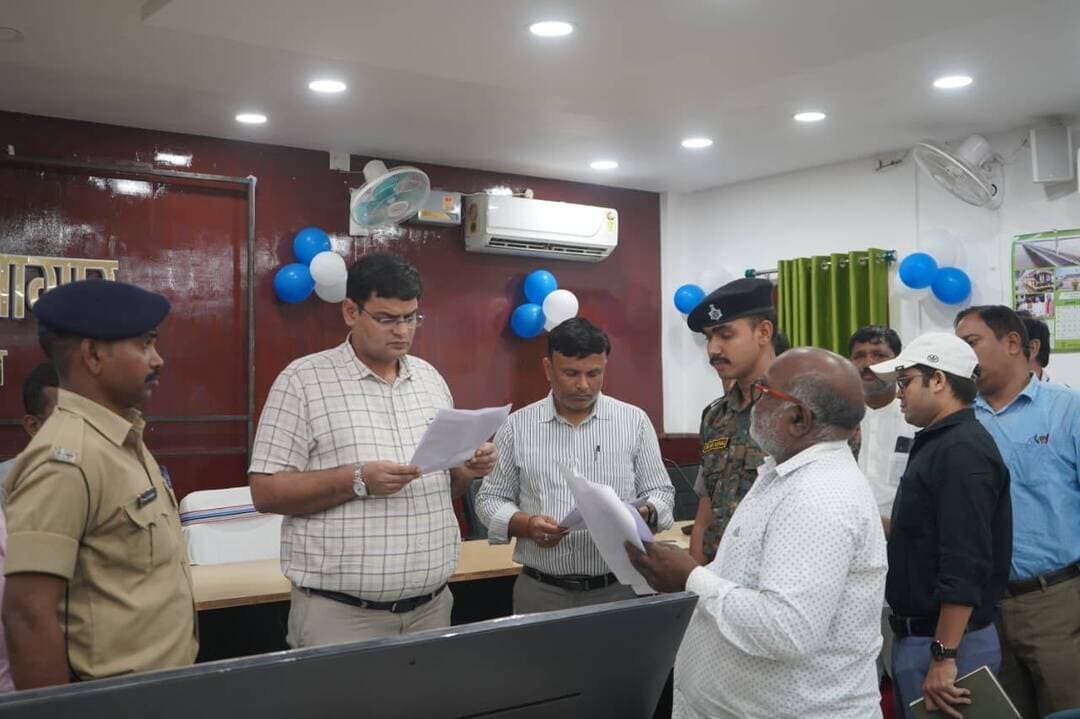 अररिया जनता दरबार में 34 मामलों की सुनवाई, जिलाधिकारी ने अधिकारियों को प्राप्त शिकायतों के त्वरित निष्पादन के दिए निर्देश
बिहार सरकार के सात निश्चय-3.0 के अंतर्गत संचालित “सबका सम्मान–जीवन आसान” कार्यक्रम के तहत सोमवार को समाहरणालय परिसर में जिला पदाधिकारी अररिया श्री विनोद दूहन की अध्यक्षता में जनता दरबार का आयोजन किया गया। जनता दरबार में जिले के विभिन्न प्रखंडों से पहुंचे आमजनों ने अपनी व्यक्तिगत एवं सार्वजनिक समस्याओं से संबंधित आवेदन जिला पदाधिकारी के समक्ष प्रस्तुत किए। इस दौरान कुल 34 मामलों की सुनवाई की गई।
जनता दरबार में जिला पदाधिकारी ने आमजनों की समस्याओं को गंभीरतापूर्वक सुना तथा संबंधित पदाधिकारियों को प्राप्त शिकायतों एवं आवेदनों का समयबद्ध, निष्पक्ष एवं प्रभावी निष्पादन सुनिश्चित करने का निर्देश दिया।
जनता दरबार में सिमराहा, फारबिसगंज निवासी मोहम्मद शमीम अख्तर ने सड़क दुर्घटना में पुत्र की मृत्यु के उपरांत अनुग्रह राशि नहीं मिलने की शिकायत की। वहीं खरहट, रानीगंज निवासी बीरो मंडल ने अवैध कब्जे वाली भूमि को मुक्त कराने की मांग की। अररिया निवासी अमरनाथ मिश्रा ने होमगार्ड की ड्यूटी से संबंधित आवेदन दिया।
बढ़ेपारा, नरपतगंज निवासी अलाउद्दीन ने एनएच निर्माण में उनकी भूमि कट जाने के बाद मुआवजा नहीं मिलने की शिकायत की।
बथनाहा, फारबिसगंज निवासी शशि कुमार मलिक ने प्रधानमंत्री आवास योजना के आवेदन को अस्वीकृत किए जाने के संबंध में आवेदन प्रस्तुत किया। वहीं पहुंसरा, रानीगंज निवासी सूरज प्रसाद मेहता ने वृद्धावस्था पेंशन नहीं मिलने की शिकायत दर्ज कराई।
इसके अलावा रानीगंज निवासी बालकृष्ण गुप्ता ने अवैध रूप से कब्जा की गई भूमि को खाली कराने की मांग की। जनता दरबार में रमेश मेहता, बुद्धदेव मंडल, अब्दुल खालिद, गुंजन देवी सहित अन्य आमजनों ने भी अपनी-अपनी समस्याओं से संबंधित आवेदन प्रस्तुत किए।