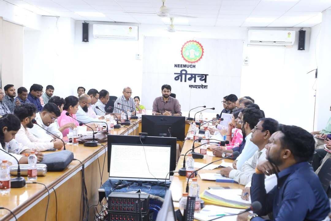स्वास्थ्य संस्थाओं में निर्धारित समय पर चिकित्सकों की उपस्थिति अनिवार्य — कलेक्टर श्री हिमांशु चंद्रा
जिला स्वास्थ्य समिति की बैठक संपन्न — स्वास्थ्य सूचकांक बेहतर करने के दिए निर्देश
कलेक्टर Himanshu Chandra की अध्यक्षता में सोमवार को कलेक्ट्रेट सभाकक्ष में जिला स्वास्थ्य समिति की बैठक आयोजित कर जिले में संचालित स्वास्थ्य कार्यक्रमों एवं स्वास्थ्य सेवाओं की विस्तृत समीक्षा की गई। कलेक्टर ने जिला चिकित्सालय सहित सभी स्वास्थ्य संस्थाओं में निर्धारित समय पर चिकित्सकों की उपस्थिति सुनिश्चित करने तथा स्वास्थ्य सेवाओं की गुणवत्ता में सुधार के निर्देश दिए।
◾कलेक्टर के प्रमुख निर्देश - चिकित्सकों की अनिवार्य उपस्थिति: जिला चिकित्सालय सहित सभी स्वास्थ्य संस्थाओं में ओपीडी के निर्धारित समय में चिकित्सकों की उपस्थिति अनिवार्य रहे। प्रशासनिक निरीक्षण के दौरान अनुपस्थित पाए जाने पर दंडात्मक कार्रवाई की जाएगी। चिकित्सकों की उपस्थिति सार्थक एप के माध्यम से ही मान्य होगी।
◾अनधिकृत अनुपस्थिति पर कार्रवाई: बिना सूचना के एक माह से अधिक समय से अनुपस्थित चिकित्सकों के विरुद्ध ‘नो वर्क-नो पे’ के आधार पर कार्रवाई के साथ आवश्यक दंडात्मक कार्रवाई सुनिश्चित करने के निर्देश सीएमएचओ को दिए।
जिला चिकित्सालय की सेवाओं में सुधार: सिविल सर्जन सह मुख्य अस्पताल अधीक्षक डॉ. महेंद्र पाटील एवं आरएमओ डॉ. मनीष यादव को जिला चिकित्सालय का दिन में तीन बार निरीक्षण कर स्वास्थ्य सेवाओं में आवश्यक सुधार सुनिश्चित करने के निर्देश दिए।
◾प्रसव एवं मातृ-शिशु स्वास्थ्य सेवाएं: जावद, मनासा एवं लासूर की स्वास्थ्य संस्थाओं में प्रसव कक्ष, रेफरल एवं मातृ-शिशु स्वास्थ्य सेवाओं में लापरवाही पाए जाने पर संबंधित संस्था प्रभारियों के विरुद्ध कार्रवाई के निर्देश दिए।
◾उच्च जोखिम वाली गर्भवती महिलाओं की निगरानी: प्रत्येक सेक्टर मेडिकल ऑफिसर साप्ताहिक बैठक का एजेंडा निर्धारित कर एएनसी पंजीयन, हाई रिस्क गर्भवती महिलाओं के चिन्हांकन एवं प्रबंधन की समीक्षा करें। प्रत्येक गर्भवती महिला की प्रसव पूर्व कम से कम चार स्वास्थ्य जांच सुनिश्चित की जाए।
◾ हाई रिस्क एएनसी की प्रतिदिन ट्रैकिंग: उच्च जोखिम वाली गर्भवती महिलाओं की संभावित प्रसव तिथि से 15 दिन पूर्व प्रतिदिन ट्रैकिंग शुरू कर उन्हें उच्च स्वास्थ्य संस्था में ही प्रसव की सुविधा उपलब्ध कराना सुनिश्चित करें।
◾टीकाकरण में शत-प्रतिशत उपलब्धि: टीकाकरण में अपेक्षाकृत कम प्रगति पर नाराजगी व्यक्त करते हुए एक सप्ताह में टीकाकरण से वंचित सभी पात्र बच्चों का टीकाकरण सुनिश्चित करने के निर्देश दिए। प्रतिरोधी परिवारों वाले क्षेत्रों में प्रशासन एवं जनप्रतिनिधियों का सहयोग लेने को कहा।
◾कम उम्र में गर्भधारण की रोकथाम: महिला एवं बाल विकास तथा स्वास्थ्य विभाग को ऐसे व्यक्तियों एवं समुदाय स्तर के सहयोगियों को चिन्हित करने के निर्देश दिए, जो परामर्श के माध्यम से कम उम्र में गर्भधारण को रोकने तथा महिलाओं को हाई रिस्क एएनसी बनने से बचाने में प्रभावी भूमिका निभा सकें।
◾जरूरतमंद गर्भवती महिलाओं को पोषण सहायता: जरूरतमंद गर्भवती महिलाओं को फूड बास्केट उपलब्ध कराने के लिए पात्र महिलाओं का चिन्हांकन करने के निर्देश दिए।
दस्तक अभियान में शत-प्रतिशत स्क्रीनिंग: दस्तक अभियान की समीक्षा करते हुए कम वजन, अति कम वजन, दस्त एवं अन्य बीमारियों से पीड़ित बच्चों के अपेक्षाकृत कम चिन्हांकन पर पुनः समुदाय स्तर पर सर्वे एवं स्क्रीनिंग करने के निर्देश दिए, ताकि कोई भी बच्चा स्क्रीनिंग से वंचित न रहे।
कम वजन वाले बच्चों का तत्काल उपचार: अभियान में चिन्हित कम वजन वाले बच्चों को तत्काल पोषण पुनर्वास केंद्र में भर्ती कराने के निर्देश दिए।
◾एनसीडी कार्यक्रम में फॉलोअप: गैर-संचारी रोगों की स्क्रीनिंग के साथ प्रत्येक मरीज की बीमारी को नियंत्रण में रखने के लिए नियमित फॉलोअप सुनिश्चित करने के निर्देश नोडल अधिकारी को दिए।
◾एसएनसीयू सेवाओं में सुधार: नवजात शिशु गहन चिकित्सा इकाई की सेवाओं की समीक्षा कर नवजात मृत्यु दर कम करने एवं सफलतापूर्वक डिस्चार्ज का प्रतिशत बढ़ाने के निर्देश दिए।
एनबीएसयू की गुणवत्ता: सिंगोली एवं मनासा के एनबीएसयू में सेवाओं की गुणवत्ता बेहतर करने तथा अनावश्यक रेफरल पर रोक लगाने के निर्देश दिए।
◾राष्ट्रीय बाल स्वास्थ्य कार्यक्रम: चिन्हित बच्चों के क्लब फुट एवं अन्य सर्जरी संबंधी प्रकरणों की प्रक्रिया एक पखवाड़े में पूर्ण करने तथा महिला एवं बाल विकास विभाग से सूची प्राप्त कर त्वरित कार्रवाई करने के निर्देश दिए।
◾अन्य स्वास्थ्य कार्यक्रमों की समीक्षा: मातृ मृत्यु, बाल एवं शिशु मृत्यु, एचबीएनसी, क्षय नियंत्रण, मलेरिया नियंत्रण, एड्स नियंत्रण, जननी सुरक्षा योजना, प्रसूति सहायता योजना के भुगतान, आयुष्मान भारत कार्ड निर्माण एवं परिवार कल्याण कार्यक्रम की समीक्षा कर सुधारात्मक निर्देश दिए।
◾बेहतर कार्य करने वाले सेक्टरों की सराहना- बैठक के अंत में विगत वर्ष के कार्यों के आधार पर ‘मेरा सेक्टर सबसे बेहतर’ के अंतर्गत अच्छा कार्य करने वाले चचौर तथा कुकड़ेश्वर शहरी एवं ग्रामीण सेक्टर की सराहना की गई। इनमें मेडिकल ऑफिसर डॉ. दिग्विजय सिंह, डॉ. मोहित कसेरा, डॉ. लोकेश पाटीदार तथा सेक्टर सुपरवाइजर राधेश्याम मालवीय, बैजनाथ अहीरवार एवं जंत्रीप्रसाद गुप्ता के कार्य की प्रशंसा की गई। निम्न प्रदर्शन वाले सेक्टरों को कार्य में सुधार लाने के निर्देश दिए गए।
बैठक में अपर कलेक्टर श्री बी.एस.कलेश, मुख्य चिकित्सा एवं स्वास्थ्य अधिकारी डॉ.दिनेश प्रसाद, सिविल सर्जन सह मुख्य अस्पताल अधीक्षक डॉ. महेंद्र पाटील, जिला कार्यक्रम अधिकारी श्री राजेश गुप्ता, डिप्टी कलेक्टर श्री चन्द्र सिंह धार्वे, समस्त खंड चिकित्सा अधिकारी, सेक्टर मेडिकल ऑफिसर, नोडल अधिकारी एवं संबंधित विभागीय अधिकारी-कर्मचारी उपस्थित रहे।
CM Madhya Pradesh
Jansampark Madhya Pradesh
Directorate of Health Services, Madhya Pradesh
#Neemuch
#नीमच