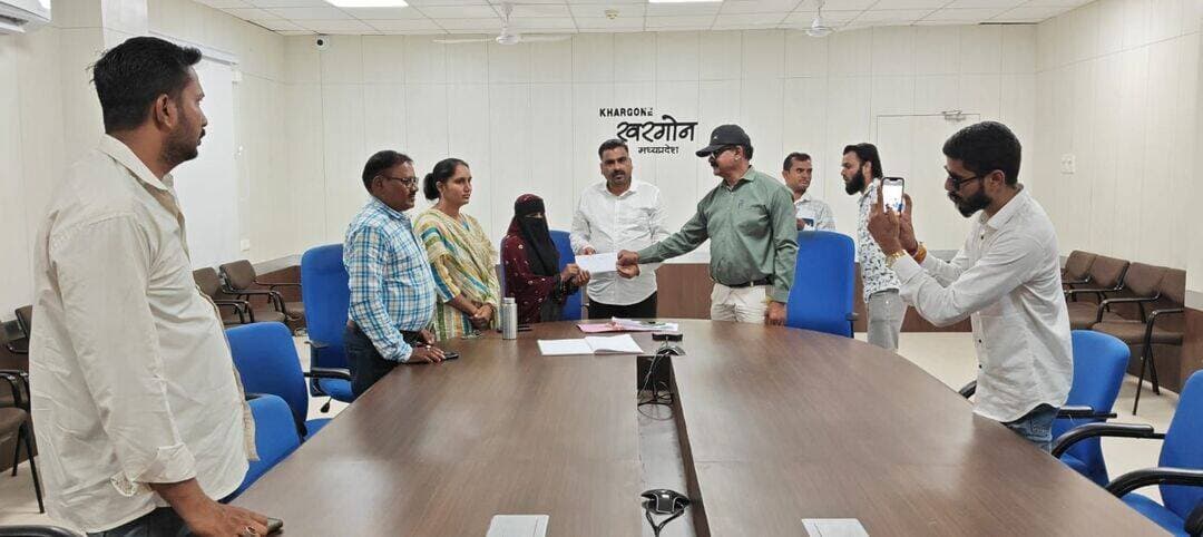 संबल योजना के 226 हितग्राहियों को 5.02 करोड़ रुपये की अनुग्रह सहायता राशि वितरित
________________
मुख्यमंत्री डॉ. मोहन यादव ने सिंगल क्लिक से किया राशि का वितरण
________________
खरगोन जिले के हितग्राहियों को मिला योजना का लाभ
________________
खरगोन 24 अगस्त 2026। मुख्यमंत्री जनकल्याण (संबल) योजना के अंतर्गत मुख्यमंत्री डॉ. मोहन यादव द्वारा 24 अगस्त 2026 को हितग्राहियों को अनुग्रह सहायता राशि का सिंगल क्लिक के माध्यम से वितरण किया गया। इस कार्यक्रम के तहत खरगोन जिले के 226 हितग्राहियों को कुल 5 करोड़ 2 लाख रुपये की अनुग्रह सहायता राशि का अंतरण किया गया।
संबल योजना के माध्यम से श्रमिक एवं उनके परिवारों को विभिन्न परिस्थितियों में आर्थिक सहायता उपलब्ध कराई जाती है। मुख्यमंत्री डॉ मोहन यादव द्वारा सिंगल क्लिक के माध्यम से राशि अंतरण किए जाने से जिले के पात्र हितग्राहियों को सीधे आर्थिक सहायता प्राप्त हुई।
इस अवसर पर कलेक्टर कार्यालय खरगोन के एनआईसी कक्ष में नगर पालिका परिषद खरगोन के उपाध्यक्ष श्री भोलु कर्मा, श्रम पदाधिकारी श्री रविन्द्र दुबे, श्रम निरीक्षक श्री सुदीपसिंह अलावा, श्रीमती चंचल पंवार, श्री बी.आर. मण्डलोई, श्री देवेन्द्रसिंह मण्डलोई, श्री रोहित भावसार एवं श्री अजय चौहान उपस्थित रहे।
कार्यक्रम में संबल योजना के हितग्राही श्री रफीक शेख, शहजादी खान एवं फरीदा शेख सहित संबंधित अधिकारी एवं कर्मचारी मौजूद रहे। राशि के सिंगल क्लिक से अंतरण पर हितग्राहियों ने शासन के प्रति आभार व्यक्त किया।
<nis:link nis:type=tag nis:id=jansamparkmp nis:value=JansamparkMP nis:enabled=true nis:link/> <nis:link nis:type=tag nis:id=khargone nis:value=khargone nis:enabled=true nis:link/>