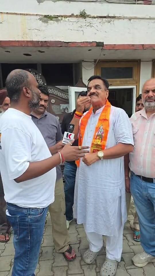 जो मेरी हत्या करना चाहते हैं वह कल कलेक्ट्रेट में मौजूद थे, "मुकदमा दर्ज होने के बाद पूर्व विधायक राजकुमार ठुकराल Live" बोले अधिकारी मेरे ख़िलाफ़ दे गवाही तो ले लूंगा राजनीति से सन्यास, नही लड़ूंगा चुनाव।।
Rajkumar Thukral Tilak Raj Behar #followerseveryone #highlightseveryone #rudrapurnews #udhamsinghnagar #Congress Indian National Congress Uttarakhand