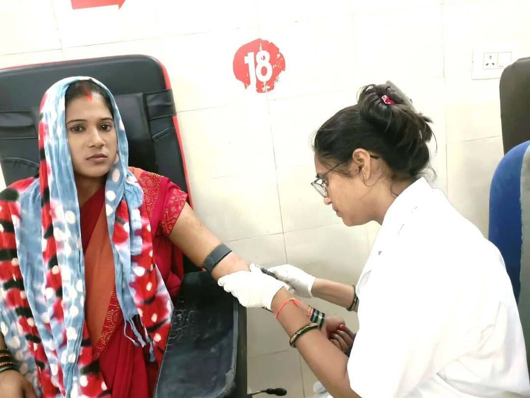स्त्री रोग विशेषज्ञ डॉक्टर्स ने 603 हाईरिस्क गर्भवती महिलाओं का स्वास्थ्य परीक्षण किया
---
मातृ मृत्यु दर में कमी लाने व गर्भवती महिलाओं को बेहतर स्वास्थ्य सुविधा उपलब्ध कराने के उद्देश्य से प्रधानमंत्री सुरक्षित मातृत्व अभियान के तहत गर्भवती महिलाओं की प्रसव पूर्व स्वास्थ्य जांच की जाती है। इसी क्रम में मंगलवार को जिले की विभिन्न स्वास्थ्य संस्थाओं में स्वास्थ्य शिविर लगाकर स्त्री रोग विशेषज्ञ व अन्य चिकित्सको द्वारा हाईरिस्क गर्भवती महिलाओं की स्वास्थ्य जांच कर उपचार किया गया, जिसमें शासकीय व प्रायवेट चिकित्सको द्वारा द्वारा सेवाएं दी।
जिला स्वास्थ्य अधिकारी डाॅ. आर. डी. बाकोरिया ने बताया कि मंगलवार को जिले की विभिन्न स्वास्थ्य संस्थाओं में कुल 603 गर्भवती महिलाओं की चिकित्सको द्वारा स्वास्थ्य जाँच की गई। जांच के दौरान जटिलताओं को देखते हुए चिन्हांकित गर्भवती महिलाओ की निशुल्क सोनोग्राफी कराई गई। इस दौरान गर्भवती महिलाओं व उनके परिजनों को कुपोषण से बचाव के लिए घर पर ही उपलब्ध खाद्य पदार्थाें से पोषणयुक्त भोजन तैयार कर सेवन करने की सलाह दी गई। इस अवसर पर गर्भवती महिलाओं को संस्थागत प्रसव कराने की समझाइश भी दी गई।
जिला स्वास्थ्य अधिकारी डाॅ. बकोरिया ने बताया कि
उन गर्भवती महिलाओं को हाईरिस्क माना जाता है जो कि एनिमिया, उच्च रक्तचाप, डायबिटीज जैसे रोगों से ग्रसित होती है। इसके अलावा जिन महिलाओं के पूर्व में सिजेरियन प्रसव या जुड़वा बच्चे या गर्भ में उल्टा बच्चा या पूर्व में गर्भपात हो चुका हो, उन्हें भी हाईरिस्क गर्भवती महिलाओं की श्रेणी में माना जाता है।
Jansampark Madhya Pradesh
General Administration Department, MP
Directorate of Health Services, Madhya Pradesh
IEC Cmho khandwa
#khandwa