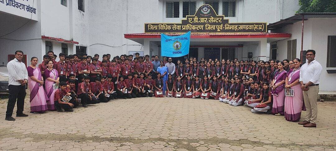 विद्यार्थियों ने किया जिला न्यायालय का शैक्षणिक भ्रमण
---
“सशक्त युवा–सशक्त भारत”* अभियान के तहत हॉली स्पिरिट स्कूल, खंडवा के कक्षा 10वीं के विद्यार्थियों को जिला एवं सत्र न्यायालय, खंडवा का शैक्षणिक एवं विधिक जागरूकता भ्रमण कराया गया। कार्यक्रम के प्रारंभ में विद्यार्थियों को जिला विधिक सेवा प्राधिकरण, खंडवा के कार्यालय में प्राधिकरण की कार्यप्रणाली, विधिक सेवाओं तथा जिला न्यायालय की कार्यप्रणाली के संबंध में जानकारी दी गई। इस दौरान विद्यार्थियों को उपभोक्ता संरक्षण अधिनियम एवं उपभोक्ता अधिकार, लैंगिक अपराधों से बालकों का संरक्षण "पाक्सो" अधिनियम तथा भ्रष्टाचार निवारण अधिनियम सहित विभिन्न महत्वपूर्ण विधिक प्रावधानों की सरल भाषा में जानकारी दी गई। इसके पश्चात विद्यार्थियों को जिला एवं सत्र न्यायालय परिसर का भ्रमण कराया गया।
भ्रमण के दौरान विद्यार्थियों ने न्यायालयीन कार्यवाही एवं न्यायालय की कार्यप्रणाली को प्रत्यक्ष रूप से समझा। न्यायाधीश द्वारा विद्यार्थियों से संवाद करते हुए उन्हें न्यायालय की कार्यप्रणाली एवं न्यायिक प्रक्रिया के विभिन्न पहलुओं की जानकारी दी गई। विद्यार्थियों ने उत्साहपूर्वक अपनी जिज्ञासाएं व्यक्त करते हुए विभिन्न प्रश्न पूछे, जिनका न्यायाधीश द्वारा सरल एवं सहज तरीके से समाधान किया गया। न्यायालय भ्रमण के बाद विद्यार्थी पुनः जिला विधिक सेवा प्राधिकरण कार्यालय पहुंचे, जहां उनके मन में उत्पन्न अन्य विधिक एवं न्यायिक जिज्ञासाओं का समाधान श्री पीयूष भावे, सचिव, जिला विधिक सेवा प्राधिकरण, खंडवा द्वारा किया गया। उन्होंने विद्यार्थियों को अपने विधिक अधिकारों एवं कर्तव्यों के प्रति जागरूक रहने तथा आवश्यकता पड़ने पर उपलब्ध निःशुल्क विधिक सेवाओं का लाभ लेने के लिए प्रेरित किया।
इस दौरान जिला विधिक सहायता अधिकारी श्री दिलावर सिंह के द्वारा जिला विधिक सेवा प्राधिकरण की योजनाओं के संबंध में जानकारी दी गई। कार्यक्रम में हॉली स्पिरिट स्कूल, खंडवा की प्राचार्या सिस्टर रोज एंथनी के साथ विद्यालय के शिक्षक श्री नितिन पाराशर, श्रीमती प्रीति साकले, श्रीमती ओलिविया मार्टिन, श्रीमती रीना कानुगो, श्रीमती स्वाति यादव, श्रीमती अंजली रौतेला, श्री संतोष गायकवाड़ एवं श्री जुनेद खान उपस्थित रहे।
Jansampark Madhya Pradesh
Social Justice and Disabled Welfare Department ,Madhya Pradesh
Department of School Education, Madhya Pradesh
<nis:link nis:type=tag nis:id=khandwa nis:value=khandwa nis:enabled=true nis:link/>
