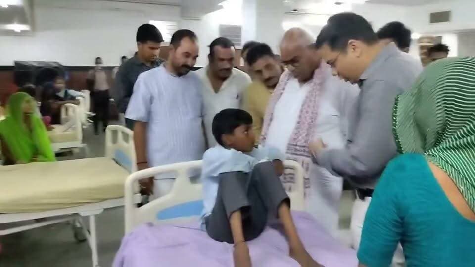 अस्पताल के 7 बेड पर 14 बच्चे.
मंत्री मदन दिलावर ने देखा फिर अनदेखा कर चले गए।
कोटा के न्यू मेडिकल कॉलेज में स्कूल में मिड डे मील में कद्दू की सब्जी खाने से बीमार हुए 27 बच्चों को इलाज के लिए भर्ती करवाया गया था। इत्ता बड़ा अस्पताल पर एक बेड पर 2 बच्चों को भर्ती किया गया।