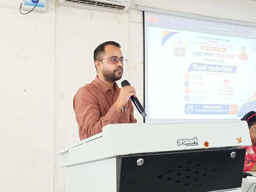 *जिला पदाधिकारी एवं वरीय पुलिस अधीक्षक ने इंजीनियरिंग कॉलेज, छपरा में विद्यार्थी सहयोग शिविर का किया उद्घाटन*
*छात्र-छात्राओं से सीधा संवाद कर सुनी समस्याएँ, एक माह के अंदर समाधान का दिया भरोसा*
=================
सारण 25 अगस्त 2026
=================
जिला पदाधिकारी, सारण श्री वैभव श्रीवास्तव एवं वरीय पुलिस अधीक्षक, सारण श्री रौशन कुमार ने आज संयुक्त रूप से इंजीनियरिंग कॉलेज, छपरा में आयोजित विद्यार्थी सहयोग शिविर का उद्घाटन किया। इस अवसर पर दोनों अधिकारियों ने छात्र-छात्राओं से सीधे संवाद कर उनकी समस्याओं, सुझावों एवं अपेक्षाओं की जानकारी ली तथा उनके समाधान के लिए हर संभव कार्रवाई का भरोसा दिलाया।
कार्यक्रम का शुभारंभ *राष्ट्रगीत/राष्ट्रगान* के साथ हुआ। इसके उपरांत जिला पदाधिकारी एवं वरीय पुलिस अधीक्षक द्वारा *दीप प्रज्वलित* कर शिविर का विधिवत उद्घाटन किया गया। कॉलेज के प्राचार्य द्वारा अतिथियों का स्वागत एवं सम्मान किया गया तथा स्वागत संबोधन में संस्थान की गतिविधियों एवं विद्यार्थियों से संबंधित विभिन्न विषयों की जानकारी दी गई।
*विद्यार्थी सहयोग शिविर विद्यार्थियों की समस्याओं के समाधान का महत्वपूर्ण मंच : जिला पदाधिकारी*
जिला पदाधिकारी श्री वैभव श्रीवास्तव ने अपने संबोधन में *विद्यार्थी सहयोग शिविर* के उद्देश्य एवं उपयोगिता पर प्रकाश डालते हुए कहा कि यह शिविर विद्यार्थियों की समस्याओं को प्रभावी ढंग से सामने लाने तथा उनके समाधान के लिए एक महत्वपूर्ण मंच है।
उन्होंने विद्यार्थियों से कहा कि वे अपनी समस्याओं एवं शिकायतों को *पोर्टल के माध्यम से अपलोड करने* के साथ-साथ शिविर में भी प्रस्तुत कर सकते हैं। प्राप्त समस्याओं का संबंधित स्तर पर परीक्षण कर एक माह के अंदर समाधान कराने का प्रयास किया जाएगा।
उन्होंने स्पष्ट किया कि संस्थान स्तर पर समाधान योग्य मामलों का निस्तारण कॉलेज प्रबंधन द्वारा कराया जाएगा, जबकि जिला प्रशासन के स्तर पर समाधान योग्य मामलों में संबंधित विभागों एवं पदाधिकारियों के माध्यम से आवश्यक कार्रवाई सुनिश्चित की जाएगी। वहीं, जिन मामलों में उच्च स्तर पर पहल की आवश्यकता होगी, उनके समाधान के लिए भी जिला प्रशासन द्वारा आवश्यक प्रयास किया जाएगा।
जिला पदाधिकारी ने सभी समस्याओं को गंभीरता से सुना तथा संबंधित पदाधिकारियों एवं कॉलेज प्रबंधन को आवश्यक कार्रवाई के निर्देश दिए। उन्होंने कहा कि विद्यार्थियों की शैक्षणिक एवं मूलभूत सुविधाओं से जुड़ी समस्याओं के समाधान में किसी प्रकार की लापरवाही नहीं होनी चाहिए।
*पौष्टिक एवं गुणवत्तापूर्ण भोजन के लिए फूड कमेटी गठित*
कैंटीन की व्यवस्था के संबंध में प्राचार्य ने बताया कि कॉलेज में *चार सदस्यीय फूड कमेटी* का गठन किया गया है। इसमें फैकल्टी के साथ प्रत्येक ब्रांच से दो विद्यार्थी भी शामिल होंगे। कमेटी विद्यार्थियों के लिए उपलब्ध कराए जाने वाले भोजन का मेन्यू तय करेगी तथा यह सुनिश्चित करेगी कि *कैंटीन में पौष्टिक एवं गुणवत्तापूर्ण भोजन उपलब्ध* कराया जाए।
*एनसीसी यूनिट की स्थापना के सुझाव पर जिला पदाधिकारी ने दिए निर्देश*
कार्यक्रम के दौरान एक छात्रा ने कॉलेज में *एनसीसी यूनिट की स्थापना का सुझाव* दिया। छात्रा ने कहा कि एनसीसी से विद्यार्थियों में अनुशासन, नेतृत्व क्षमता, व्यक्तित्व विकास एवं राष्ट्र सेवा की भावना को बढ़ावा मिलेगा।
जिला पदाधिकारी ने सुझाव को महत्वपूर्ण बताते हुए कॉलेज प्रबंधन को आवश्यक पहल करने तथा *एनसीसी यूनिट की स्थापना की दिशा में कार्रवाई सुनिश्चित* करने का निर्देश दिया।
*विद्यार्थियों को सुनना प्रशासन के लिए बेहतर अवसर : वरीय पुलिस अधीक्षक*
वरीय पुलिस अधीक्षक, सारण श्री रौशन कुमार ने कहा कि जिला पदाधिकारी एवं वे स्वयं भी इंजीनियरिंग बैकग्राउंड से हैं, इसलिए इंजीनियरिंग के विद्यार्थियों के साथ बेहतर कनेक्टिविटी स्वाभाविक रूप से बनती है।
उन्होंने कहा कि आज के विद्यार्थी पहले की तुलना में अधिक *कॉन्फिडेंट, जागरूक एवं असीमित ऊर्जा से भरपूर* हैं। विद्यार्थियों को सुनना तथा उनकी सोच, अपेक्षाओं एवं समस्याओं को समझना प्रशासन के लिए एक बेहतर अवसर है।
उन्होंने कहा कि विद्यार्थी सहयोग शिविर के माध्यम से प्रशासन एवं विद्यार्थियों के बीच सीधा संवाद स्थापित हो रहा है। इससे समस्याओं को बेहतर ढंग से समझने तथा उनके समाधान की दिशा में प्रभावी कार्रवाई करने में मदद मिलेगी।
*समस्याओं का समाधान बेहतर भविष्य निर्माण की दिशा में महत्वपूर्ण कदम*
जिला पदाधिकारी ने छात्र-छात्राओं से सीधा संवाद करते हुए उनकी समस्याओं एवं सुझावों को गंभीरतापूर्वक सुना। उन्होंने कहा कि विद्यार्थियों की समस्याओं का समाधान केवल प्रशासनिक दायित्व नहीं, बल्कि उनके बेहतर भविष्य के निर्माण की दिशा में महत्वपूर्ण कदम है।
उन्होंने विद्यार्थियों से अपील की कि वे अपनी समस्याओं को बेझिझक सामने रखें तथा विद्यार्थी सहयोग शिविर एवं पोर्टल, दोनों माध्यमों का उपयोग करें।
कार्यक्रम के अंत में अध्यापिका सुरभि मैडम द्वारा धन्यवाद ज्ञापन किया गया। इसके पश्चात बिहार गीत के साथ कार्यक्रम का समापन हुआ।
*स्टार्टअप सेल एवं लाइब्रेरी का किया निरीक्षण*
कार्यक्रम के उपरांत जिला पदाधिकारी ने इंजीनियरिंग कॉलेज के *स्टार्टअप सेल एवं लाइब्रेरी* का निरीक्षण किया। उन्होंने स्टार्टअप सेल की गतिविधियों, विद्यार्थियों द्वारा किए जा रहे नवाचारों तथा उद्यमिता के क्षेत्र में उपलब्ध संभावनाओं की जानकारी ली।
उन्होंने स्टार्टअप सेल की पहल की सराहना करते हुए कहा कि यह विद्यार्थियों में नवाचार, रचनात्मकता एवं आत्मनिर्भरता की भावना विकसित करने की दिशा में महत्वपूर्ण प्रयास है।
लाइब्रेरी के निरीक्षण के दौरान जिला पदाधिकारी ने उपलब्ध पुस्तकों, अध्ययन सामग्री, बैठने की व्यवस्था एवं विद्यार्थियों के उपयोग की सुविधाओं का जायजा लिया। उन्होंने कॉलेज प्रबंधन को विद्यार्थियों की आवश्यकता के अनुरूप *नई एवं उपयोगी पुस्तकों की उपलब्धता सुनिश्चित करने, स्वच्छता एवं अनुशासन बनाए रखने तथा विद्यार्थियों को अधिक से अधिक समय तक अध्ययन की सुविधा उपलब्ध* कराने का निर्देश दिया।
उन्होंने स्टार्टअप सेल एवं लाइब्रेरी की गतिविधियों का नियमित अनुश्रवण करने तथा विद्यार्थियों को इन सुविधाओं का अधिकतम लाभ दिलाने पर भी जोर दिया।
इस अवसर पर कॉलेज के प्राचार्य, शिक्षकगण, संबंधित पदाधिकारी एवं बड़ी संख्या में छात्र-छात्राएँ उपस्थित थे।