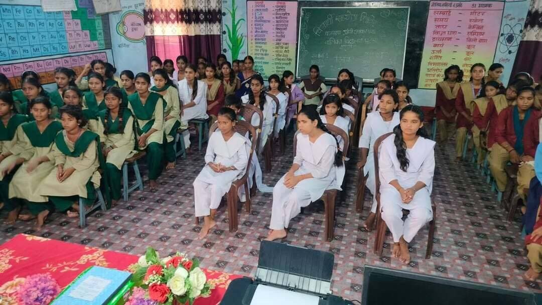 🎓 विद्यार्थी सहयोग शिविर | सारण
माननीय मुख्यमंत्री श्री सम्राट चौधरी के निर्देशानुसार एवं सामान्य प्रशासन विभाग, बिहार द्वारा जारी आदेश के आलोक में आज पूरे राज्य में विद्यार्थी सहयोग शिविर का आयोजन किया जा रहा है।
इसी क्रम में सारण जिले में 30 स्थानों पर विद्यार्थी सहयोग शिविर संचालित किए जा रहे हैं। इन शिविरों के माध्यम से विद्यार्थियों की समस्याओं एवं शिकायतों को सुना जा रहा है तथा उनके त्वरित एवं प्रभावी समाधान की दिशा में आवश्यक कार्रवाई की जा रही है।