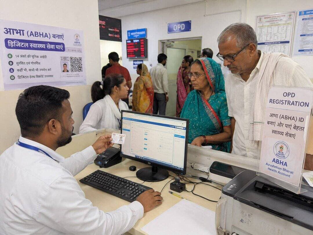 📲 सारण में डिजिटल स्वास्थ्य की दिशा में बड़ी उपलब्धि! 🏥💙
करीब 51% आबादी का बना ABHA आईडी 🇮🇳
सारण जिले में डिजिटल स्वास्थ्य व्यवस्था को जन-जन तक पहुंचाने की दिशा में महत्वपूर्ण प्रगति हुई है। राष्ट्रीय डिजिटल स्वास्थ्य मिशन के अंतर्गत जिले की अनुमानित 47.90 लाख आबादी में से करीब 24.5 लाख लोगों का ABHA आईडी बनाया जा चुका है। इस प्रकार जिले की लगभग 51% आबादी डिजिटल हेल्थ आईडी से जुड़ चुकी है। 🎯
🔹 ABHA आईडी क्या है?
ABHA यानी Ayushman Bharat Health Account प्रत्येक नागरिक के लिए 14 अंकों की विशिष्ट डिजिटल हेल्थ आईडी है। इसके माध्यम से स्वास्थ्य संबंधी रिकॉर्ड को डिजिटल रूप से सुरक्षित एवं व्यवस्थित रखने में मदद मिलती है।
🔹 डिजिटल स्वास्थ्य सेवाओं को मिलेगा लाभ
ABHA के माध्यम से मरीजों के स्वास्थ्य रिकॉर्ड को डिजिटल रूप से व्यवस्थित रखने, उपचार के दौरान आवश्यक स्वास्थ्य संबंधी जानकारी उपलब्ध कराने तथा स्वास्थ्य सेवाओं को अधिक सुविधाजनक और पारदर्शी बनाने में मदद मिलेगी।
🔹 घर-घर तक पहुंच रहा अभियान
जिले में ABHA निर्माण को गति देने के लिए स्वास्थ्य विभाग द्वारा लगातार जागरूकता, प्रशिक्षण, समीक्षा एवं मॉनिटरिंग की जा रही है। आशा कार्यकर्ता, एएनएम, CHO, आंगनबाड़ी कार्यकर्ता एवं अन्य फ्रंटलाइन स्वास्थ्यकर्मी लोगों को ABHA आईडी के लाभों की जानकारी देकर इसे बनवाने के लिए प्रेरित कर रहे हैं।
📈 लक्ष्य — 100% डिजिटल स्वास्थ्य कवरेज
करीब 24.5 लाख ABHA आईडी का निर्माण सारण जिले की एक महत्वपूर्ण उपलब्धि है। स्वास्थ्य विभाग का लक्ष्य है कि जिले के शेष नागरिकों को भी डिजिटल स्वास्थ्य व्यवस्था से जोड़ते हुए ABHA कवरेज को 100% तक पहुंचाया जाए।
👉 आप भी अपना ABHA आईडी बनवाएं और डिजिटल स्वास्थ्य सेवाओं से जुड़ें।
नजदीकी सरकारी स्वास्थ्य केंद्र पर संपर्क कर ABHA आईडी बनवाया जा सकता है।