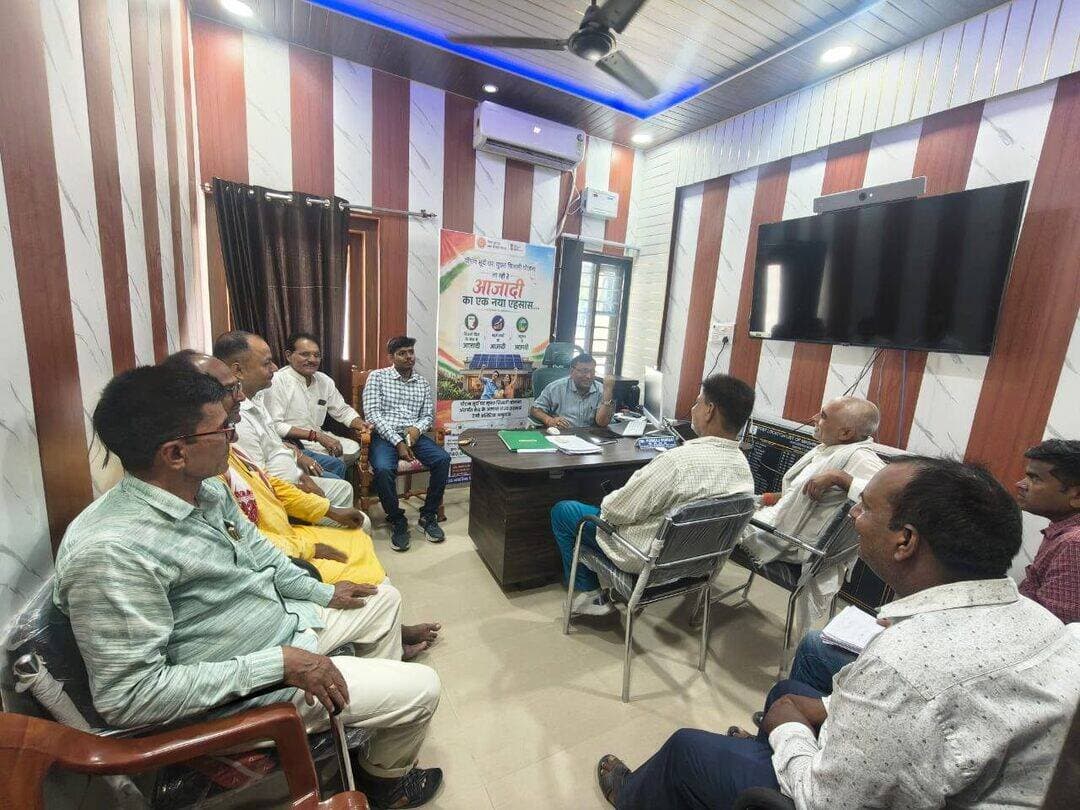 पीएम सूर्य घर योजना को जन-जन तक पहुँचाने के लिए सारण में लगातार अभियान
जिला पदाधिकारी, सारण श्री वैभव श्रीवास्तव के निर्देशानुसार पीएम सूर्य घर योजना को अभियान के रूप में लेकर लगातार कार्य किया जा रहा है। योजना के अधिकाधिक लाभुकों तक लाभ पहुँचाने तथा आवेदन प्रक्रिया को सरल एवं त्वरित बनाने के उद्देश्य से जिले में विशेष शिविरों का आयोजन किया गया।
इन शिविरों में आवेदक, अधिकृत वेंडर, जेई एवं बैंक प्रतिनिधि एक ही स्थान पर उपस्थित रहे, ताकि आवेदन से जुड़ी प्रक्रियाओं का मौके पर ही समन्वय कर अधिक से अधिक आवेदन जेनरेट किए जा सकें और योजना में तेजी लाई जा सके।
इसी क्रम में मशरक में विभिन्न पैक्स अध्यक्षों के साथ बैठक कर पीएम सूर्य घर योजना के प्रचार-प्रसार एवं अधिकाधिक लाभुकों को योजना से जोड़ने को लेकर चर्चा की गई।
☀️ सौर ऊर्जा अपनाएँ, बिजली बचाएँ और आत्मनिर्भर बनें।
🏠 पीएम सूर्य घर योजना—हर घर सौर ऊर्जा की ओर एक मजबूत कदम।