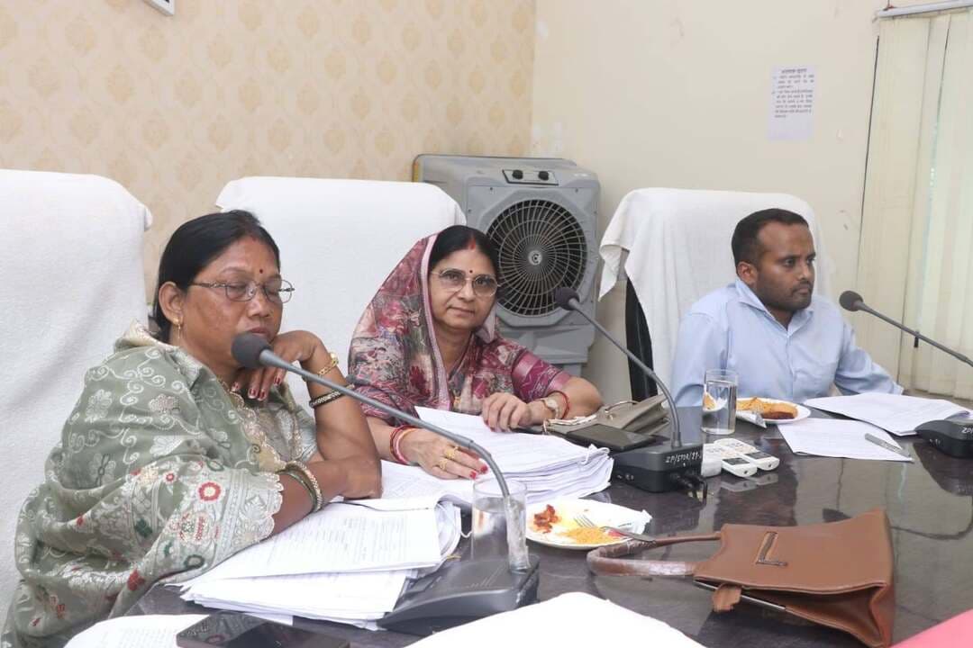 अध्यक्ष जिला पंचायत श्रीमती प्रभा मिश्रा एवं मुख्य कार्यपालन अधिकारी जिला पंचायत श्री शिवम प्रजापति की अध्यक्षता में जिला पंचायत के सभागार में सामान्य सभा की बैठक आयोजित की गई।
बैठक में कृषि विभाग, मत्स्य विभाग, स्वास्थ्य विभाग सहित अन्य विभागीय कार्याें की प्रगति की समीक्षा की गई एवं आवश्यक दिशा निर्देश दिए गए।
बैठक में उपाध्यक्ष जिला पंचायत श्रीमती फूलवती सिंह, अतिरिक्त मुख्य कार्यपालन अधिकारी जिला पंचायत श्री मुद्रिका सिंह सहित सामान्य सभा के सदस्य एवं विभागीय अधिकारी उपस्थित रहें।
#शहडोल #shahdol