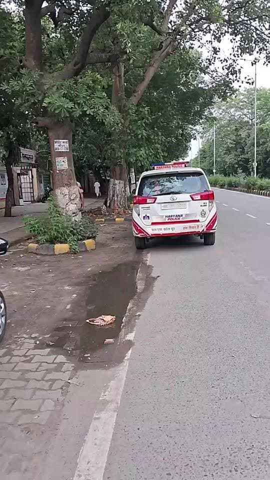 सेक्टर 10 12 की डिवाइडिंग रोड पर 50 वर्षीय व्यक्ति की मिली डेड बॉ+डी मौके पर पुलिस