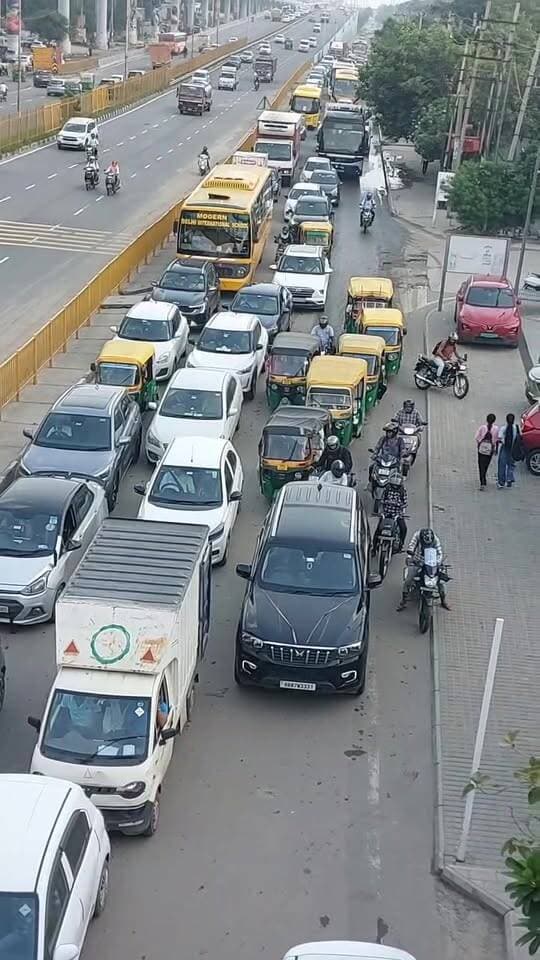 🚨 अजरौंदा नीलम मेट्रो स्टेशन के सामने रोजाना जाम! 🚨
इंडियन ऑयल पेट्रोल पंप की लापरवाही या ट्रैफिक व्यवस्था की नाकामी?
क्या किसी बड़े हादसे का इंतजार कर रहा है प्रशासन? जिम्मेदार कौन—ट्रैफिक पुलिस, प्रशासन या पेट्रोल पंप प्रबंधन?
#Faridabad #Ajronda #NeelamChowk #TrafficJam #IndianOil #TrafficPolice #FaridabadTraffic #RoadSafety #PublicSafety #A2ZNewsUpdate
Faridabad Traffic Police Faridabad Police Department