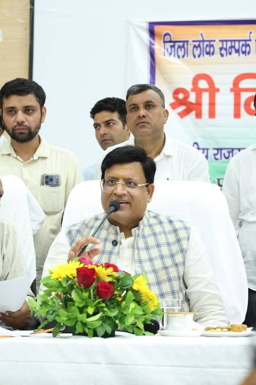 जनता की सेवा सर्वोपरि, प्रत्येक समस्या का समयबद्ध समाधान हमारी प्राथमिकता : कैबिनेट मंत्री विपुल गोयल
नारनौल में जिला लोक संपर्क एवं जन परिवेदना समिति की बैठक में 10 परिवादों की सुनवाई, अधिकारियों को दिए आवश्यक दिशा-निर्देश
नारनौल A2z न्यूज़ update, आप की आवाज़ हरियाणा के राजस्व एवं आपदा प्रबंधन तथा सिविल एविएशन मंत्री श्री विपुल गोयल सोमवार को नारनौल स्थित राजकीय स्नातकोत्तर महाविद्यालय के सभागार में आयोजित जिला लोक संपर्क एवं जन परिवेदना समिति की मासिक बैठक में सम्मिलित हुए। बैठक के दौरान पूर्व निर्धारित 10 परिवादों की सुनवाई की गई तथा आमजन से जुड़े विभिन्न विषयों पर संबंधित अधिकारियों से जानकारी लेते हुए आवश्यक दिशा-निर्देश दिए गए।
इस दौरान कैबिनेट मंत्री श्री विपुल गोयल ने कहा कि मुख्यमंत्री श्री नायब सिंह सैनी के नेतृत्व में हरियाणा सरकार जनकल्याण को सर्वोच्च प्राथमिकता देते हुए पारदर्शी, संवेदनशील एवं जवाबदेह प्रशासनिक व्यवस्था को मजबूत करने के लिए निरंतर कार्य कर रही है। उन्होंने कहा कि प्रत्येक नागरिक की समस्या को गंभीरता से सुनना और उसका समयबद्ध समाधान सुनिश्चित करना सरकार की प्राथमिकता है।
बैठक के दौरान विभिन्न जनसमस्याओं के समाधान को लेकर संबंधित विभागों के अधिकारियों को आवश्यक दिशा-निर्देश दिए गए। जलभराव की समस्या के समाधान के लिए सिंचाई विभाग को आवश्यक कार्रवाई एवं तकनीकी जांच के निर्देश दिए गए। वहीं पार्कों की उचित देखरेख, बेसहारा पशुओं की रोकथाम तथा जल निकासी से जुड़े विषयों पर भी संबंधित विभागों को आवश्यक कदम उठाने के लिए निर्देशित किया गया।
कैबिनेट मंत्री ने कहा कि सभी विभागों की व्यवस्थाएं सुचारू रूप से संचालित हों और जनहित से जुड़े कार्यों में किसी भी स्तर पर लापरवाही अथवा अनियमितता की कोई गुंजाइश न रहे। अधिकारियों को निर्देशित किया गया कि वे अपने-अपने विभागों से संबंधित कार्यों की नियमित निगरानी करें और नागरिकों को समय पर आवश्यक सुविधाएं एवं सेवाएं उपलब्ध कराना सुनिश्चित करें।
निर्माण कार्यों से संबंधित एक मामले में अनियमितता की शिकायत पर कैबिनेट मंत्री ने प्रकरण को सतर्कता विभाग को जांच के लिए भेजने के निर्देश दिए। वहीं नाले पर अतिक्रमण से संबंधित शिकायत पर अधिकारियों को एक सप्ताह के भीतर समस्या का समाधान सुनिश्चित करने के आदेश दिए गए।
कैबिनेट मंत्री श्री विपुल गोयल ने कहा कि जनप्रतिनिधि एवं अधिकारी जनता के सेवक हैं और नागरिकों की समस्याओं का समाधान करना हम सभी की जिम्मेदारी है। उन्होंने अधिकारियों को निर्देश दिए कि जनहित से जुड़े मामलों में पूरी संवेदनशीलता एवं गंभीरता के साथ कार्रवाई की जाए तथा शिकायतों के निस्तारण में अनावश्यक देरी न हो।
उन्होंने कहा कि जनसुनवाई केवल समस्याओं को सुनने तक सीमित नहीं है, बल्कि उनके समाधान तक जवाबदेही सुनिश्चित करने का माध्यम है। हरियाणा सरकार इसी भावना के साथ जनकल्याण एवं सुशासन के संकल्प को आगे बढ़ा रही है, ताकि प्रत्येक नागरिक को पारदर्शी, संवेदनशील और जवाबदेह प्रशासन उपलब्ध हो।
बैठक के दौरान उपायुक्त श्रीमती अनुपमा अंजली एवं पुलिस अधीक्षक श्री दीपक ने कैबिनेट मंत्री का बुके भेंट कर स्वागत किया। बैठक के उपरांत श्री विपुल गोयल ने महाविद्यालय परिसर में पौधारोपण भी किया।
इस दौरान जनप्रतिनिधि एवं अधिकारी, नागरिक उपस्थित रहे।