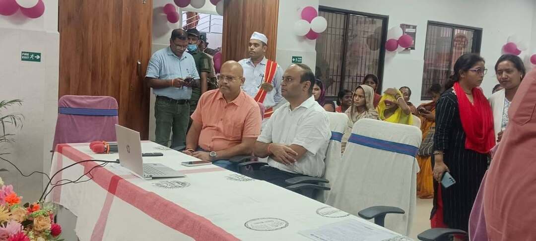 दिनांक 25 अगस्त 2026
सदर अस्पताल समस्तीपुर में 'अनीमिया मुक्त बिहार' विशेष अभियान का जिलास्तरीय सजीव प्रसारण आयोजित
समस्तीपुर: स्वास्थ्य विभाग, बिहार सरकार के तत्वावधान में चलाए जा रहे "अनीमिया मुक्त भारत अभियान" के तहत "अनीमिया मुक्त बिहार" विशेष अभियान का भव्य शुभारंभ किया गया। इस राज्यस्तरीय कार्यक्रम का मुख्य उद्घाटन माननीय मुख्यमंत्री, बिहार श्री सम्राट चौधरी के कर-कमलों द्वारा संपन्न हुआ।
इस अवसर पर जिला स्तर पर सदर अस्पताल, समस्तीपुर के सभागार में एक विशेष सजीव (लाइव) कार्यक्रम का आयोजन किया गया। जिलास्तरीय इस कार्यक्रम का सफल संचालन एवं अवलोकन जिलाधिकारी समस्तीपुर श्री रोशन कुशवाहा की अध्यक्षता में संपन्न हुआ। कार्यक्रम में स्वास्थ्य विभाग के वरिष्ठ अधिकारी, चिकित्सक तथा जिला प्रशासन के प्रतिनिधि प्रमुख रूप से मौजूद रहे।
जिलाधिकारी ने दिए कड़े निर्देश
राज्यस्तरीय प्रसारण एवं कार्यक्रम की औपचारिक समाप्ति के उपरांत जिलाधिकारी श्री रोशन कुशवाहा ने जिले में इस अभियान को गति देने हेतु उपस्थित अधिकारियों के साथ बैठक की। उन्होंने उपस्थित सिविल सर्जन एवं अन्य सभी संबंधित पदाधिकारियों को "अनीमिया मुक्त बिहार" अभियान के सफल एवं प्रभावी क्रियान्वयन के लिए आवश्यक कार्रवाई करने का स्पष्ट निर्देश दिया।
जिलाधिकारी द्वारा जारी मुख्य दिशा-निर्देश:
सघन जांच अभियान: जिले के सभी प्राथमिक एवं सामुदायिक स्वास्थ्य केंद्रों पर महिलाओं, गर्भवती माताओं, किशोरियों एवं बच्चों के स्वास्थ्य की नियमित जांच सुनिश्चित की जाए।
दवाइयों व पोषण की उपलब्धता: अनीमिया से पीड़ित पाए जाने वाले मरीजों को आयरन एवं फॉलिक एसिड की गोलियां तथा आवश्यक औषधियां बिना किसी बाधा के उपलब्ध कराई जाएं।
जागरूकता एवं प्रचार-प्रसार: ग्रामीण तथा शहरी क्षेत्रों में स्वास्थ्य कार्यकर्ताओं के माध्यम से सही खान-पान और पोषण चक्र के प्रति जागरूकता फैलाई जाए।
विभागीय समन्वय: स्वास्थ्य विभाग, महिला एवं बाल विकास (ICDS) तथा शिक्षा विभाग आपस में समन्वय बनाकर इस मुक्ति कार्यक्रम को समस्तीपुर के अंतिम व्यक्ति तक पहुंचाएं।
जिला प्रशासन ने संकल्प दोहराया कि समस्तीपुर जिले को अनीमिया से पूर्णतः मुक्त बनाने के लिए हर संभव स्वास्थ्य सेवाएं और संसाधन धरातल पर मुस्तैदी से उपलब्ध कराए जाएंगे।
#अनीमिया_मुक्त_बिहार #AnemiaFreeBihar #अनीमिया_मुक्त_भारत #स्वस्थ_बिहार #स्वस्थ_समस्तीपुर #Samastipur #स्वास्थ्य_विभाग #जिला_प्रशासन #समस्तीपुर