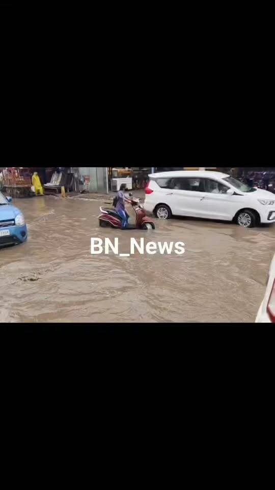 विकास की नदी या जलभराव की हकीकत? 🌧️
📍 बहरोड़
दो घंटे की बारिश में बहरोड़ शहर की सड़कों पर विकास की नदी और नहरें बहती नजर आईं। जलमग्न और क्षतिग्रस्त सड़कों ने आमजन से लेकर वाहन चालकों तक की परेशानी बढ़ा दी।
निकाय चुनाव के माहौल में अब जलभराव, टूटी सड़कें और बदहाल ड्रेनेज व्यवस्था भी बन रहे हैं चुनावी मुद्दे। सवाल यही—हर बारिश में शहर डूबेगा या जिम्मेदारों की नींद भी टूटेगी?
#Behror #बहरोड़ #BN_News #निकाय_चुनाव #जलभराव #सड़क #बारिश #विकास #राजस्थान