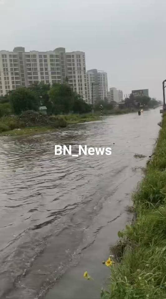 🌧️ एक घंटे की बारिश… और हाईवे की सर्विस लेन बनी तालाब!
नीमराना में मंगलवार सुबह करीब 10 बजे शुरू हुआ बारिश का दौर करीब एक घंटे तक चला। बारिश के बाद NH-48 की सर्विस लेन पर कोलिला फ्लाईओवर के पास पानी भर गया, जिससे वाहन चालकों और स्थानीय लोगों को आवागमन में परेशानी का सामना करना पड़ रहा है।
बारिश ने एक बार फिर सर्विस लेन की जल निकासी व्यवस्था की पोल खोल दी। 🚨
#Neemrana #NH48 #कोलिला #बारिश #जलभराव #सर्विसलेन #बहरोड़ #KotputliBahror #BN_News
