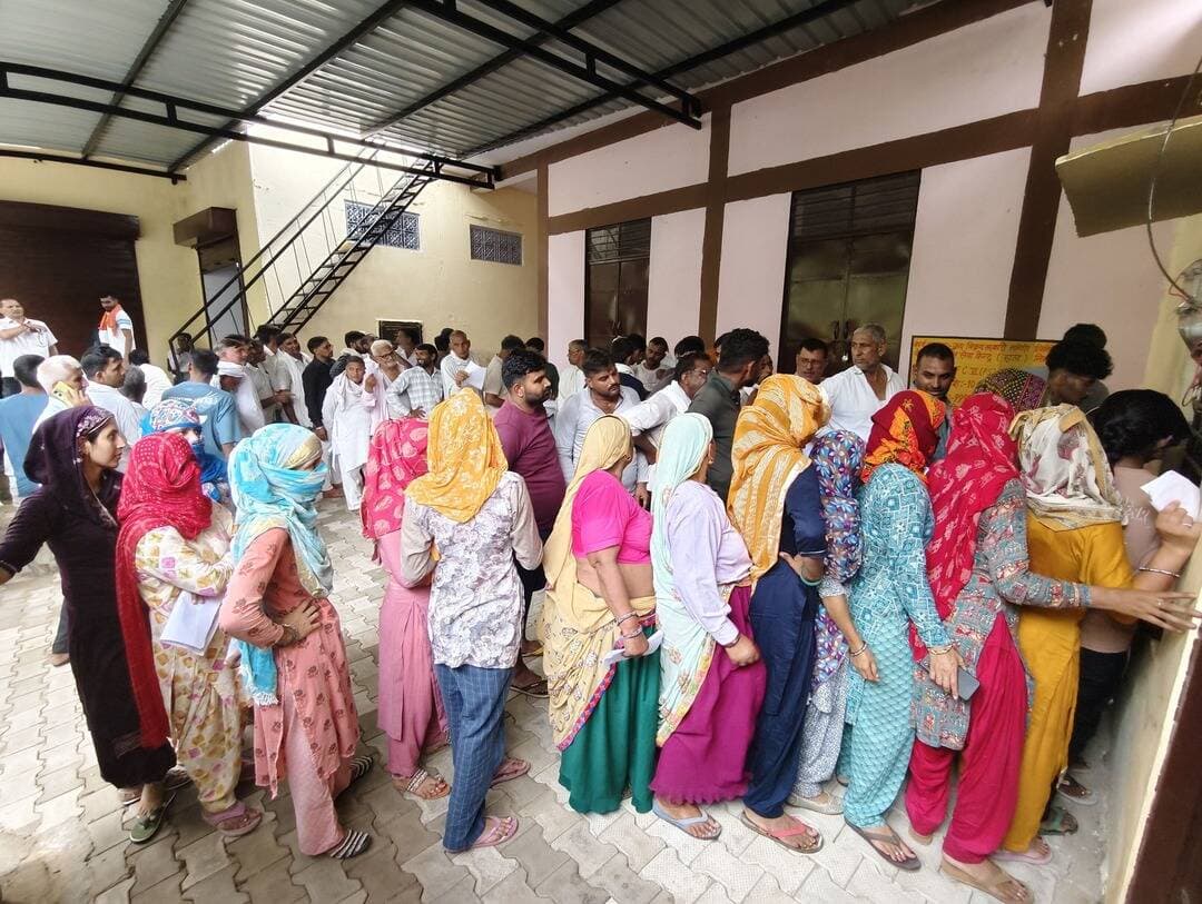 डीएपी खाद के लिए क्रय विक्रय सहकारी समिति बहरोड़ में उमड़ी किसानों की भारी भीड़