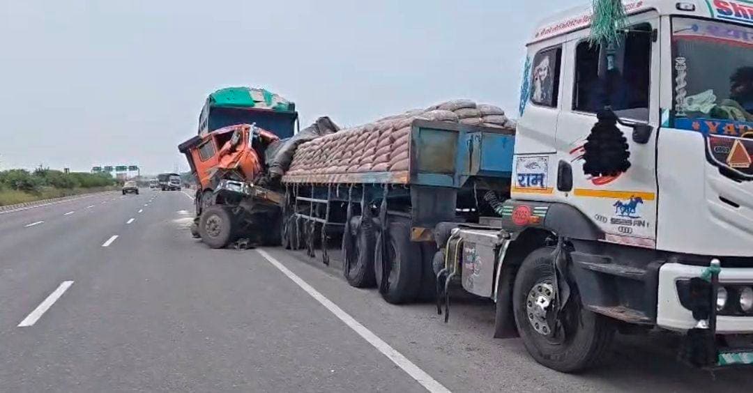 नेशनल हाईवे पर दहमी के पास ओवरलोड ट्रेलर ने मारी आगे चल रहे ट्रेलर के टक्कर