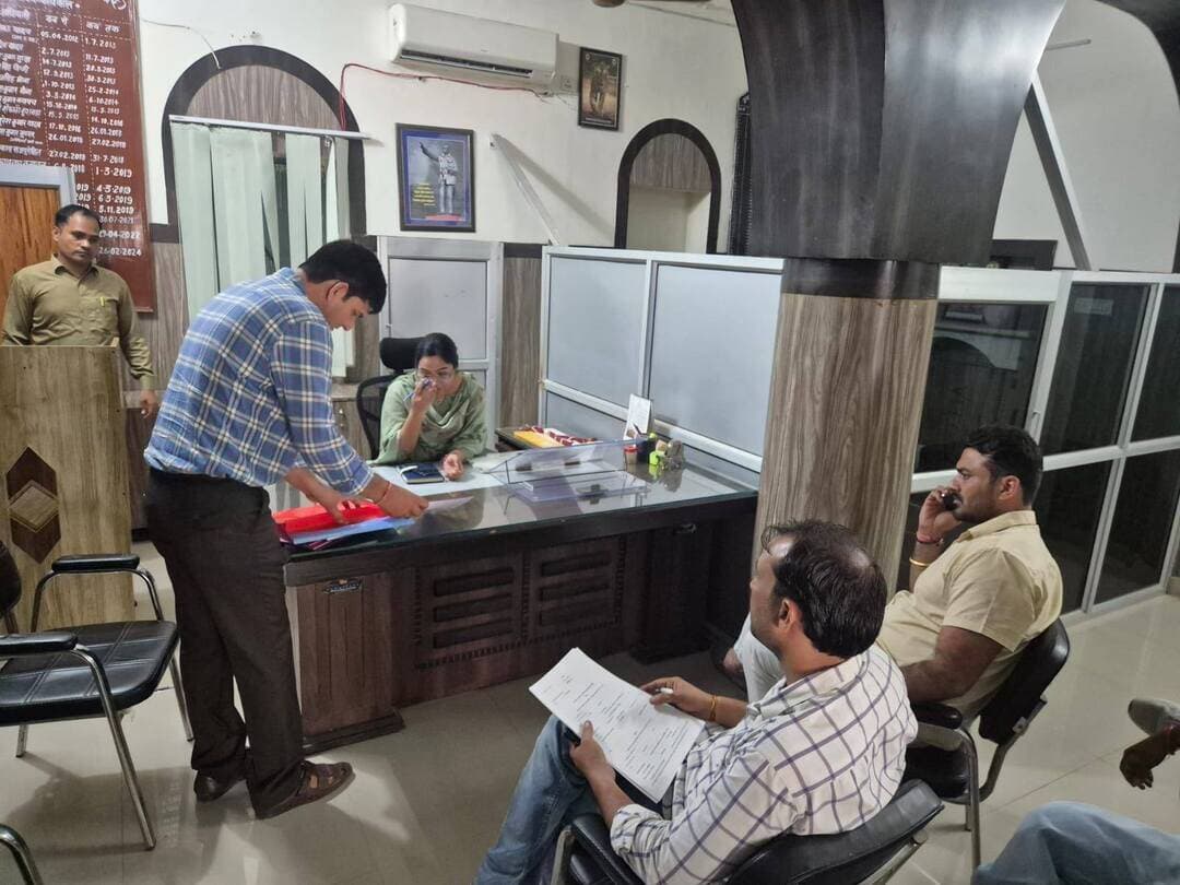 निकाय चुनावों को लेकर।प्रशासन ने ली राजनीतिक दलों व प्रिंटिंग प्रेस संचालको की बैठक